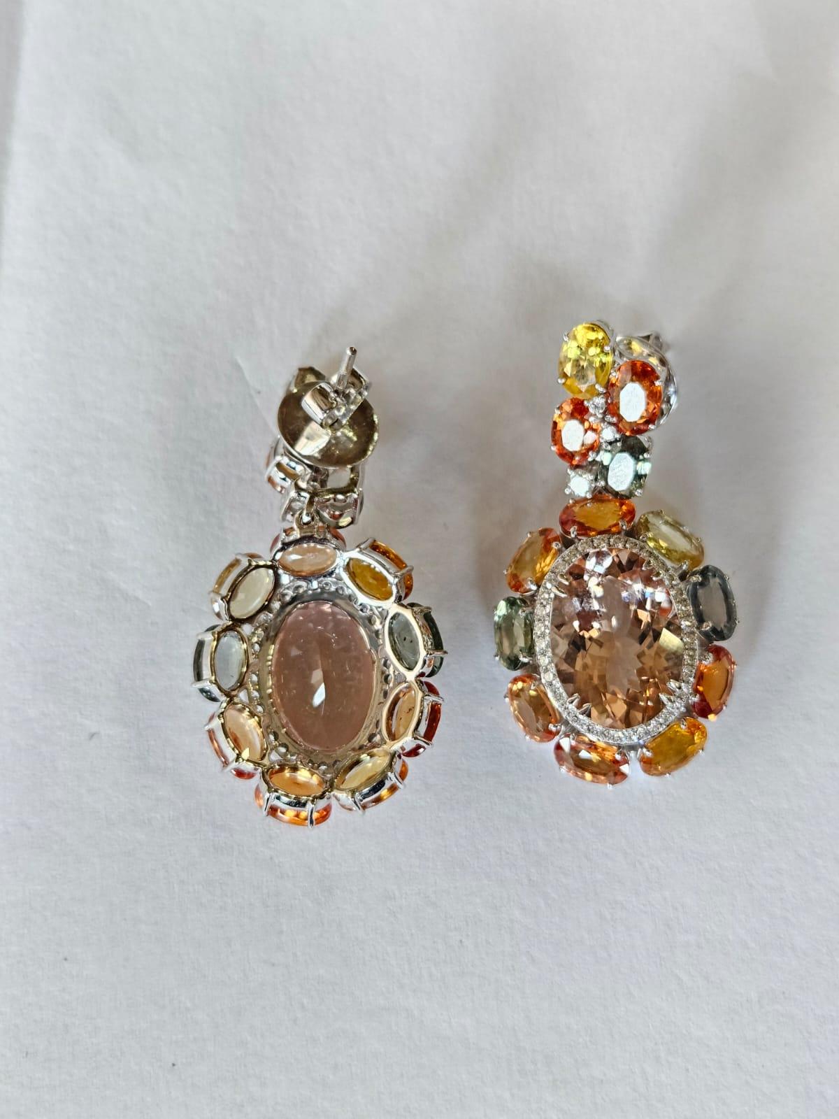 Moderno Orecchini pendenti in oro bianco 18 carati, morganiti, zaffiri multipli e diamanti in vendita