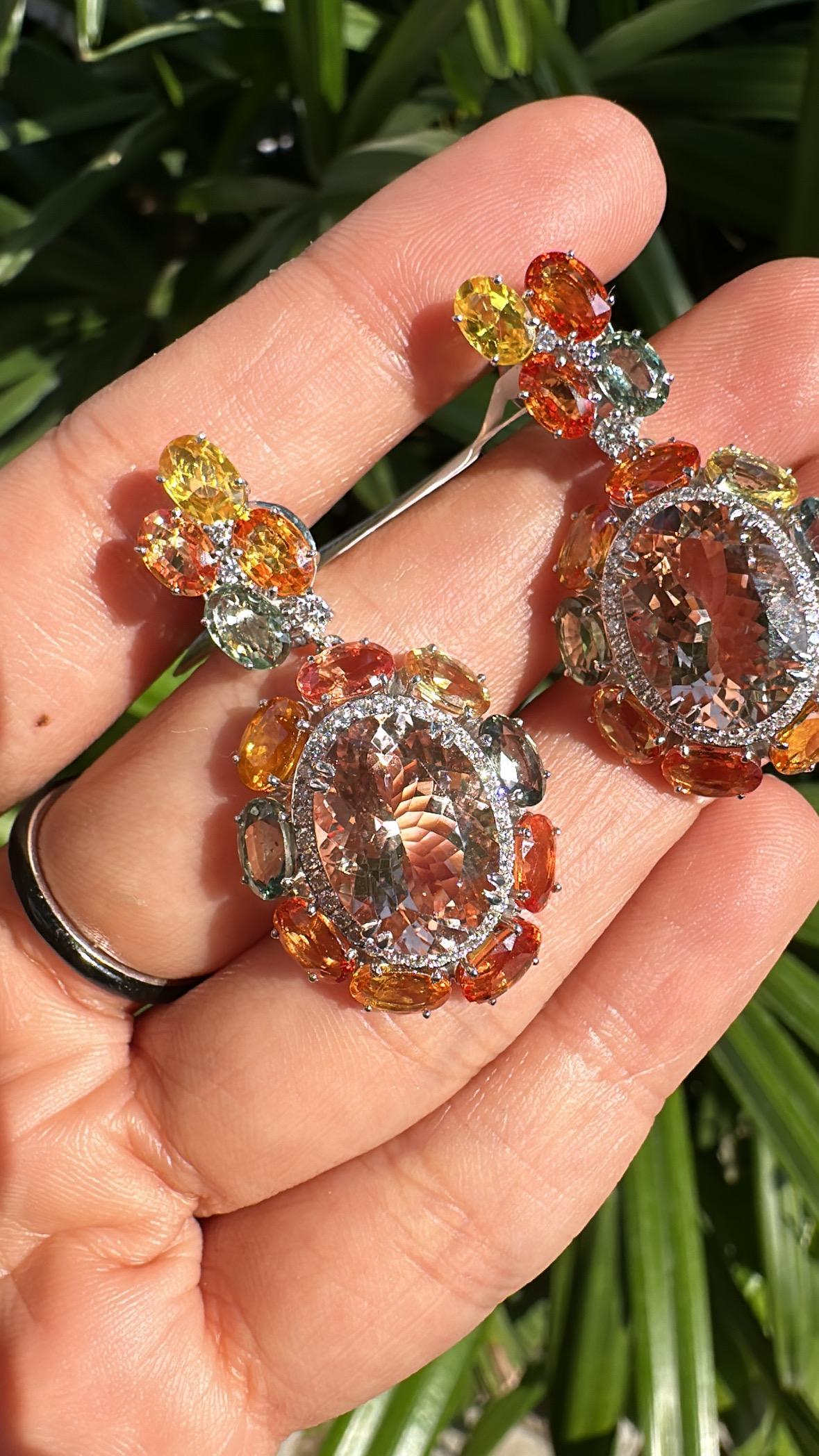 Orecchini pendenti in oro bianco 18 carati, morganiti, zaffiri multipli e diamanti in vendita 3