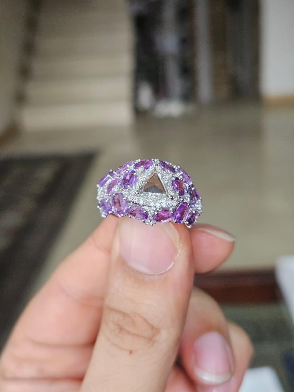 Un bellissimo anello a fascia con più zaffiri e diamanti taglio rosa in oro bianco 18 carati e diamanti naturali. Il peso degli zaffiri multipli è di 14.65 carati. Il Multi Sapphires Rose Cut è di origine ceylon (Sri Lanka). Il peso complessivo dei