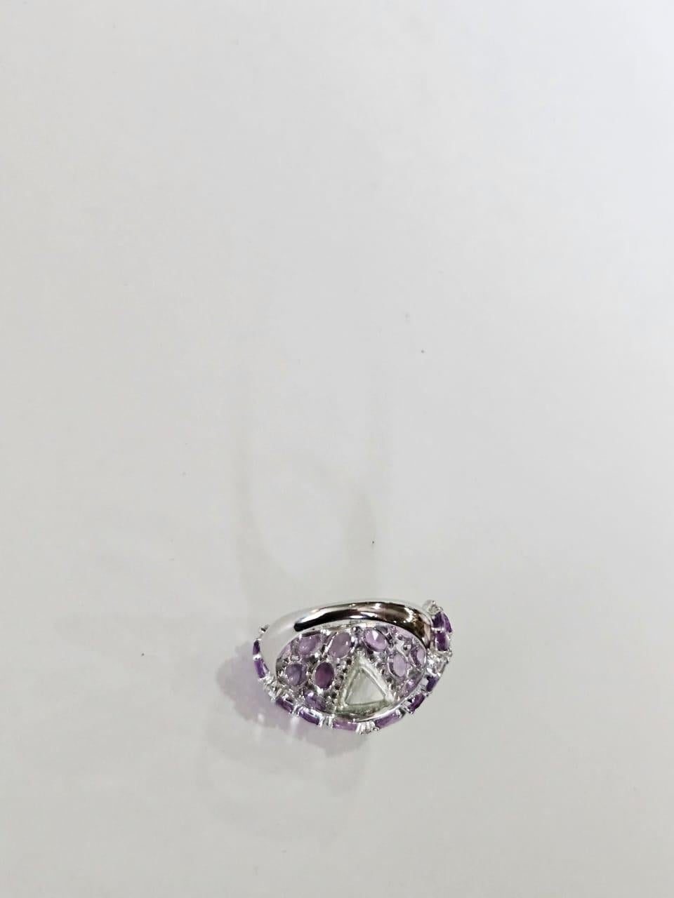 Moderno Anello a fascia con più zaffiri e diamanti trilioni taglio rosa, incastonato in oro bianco 18K in vendita