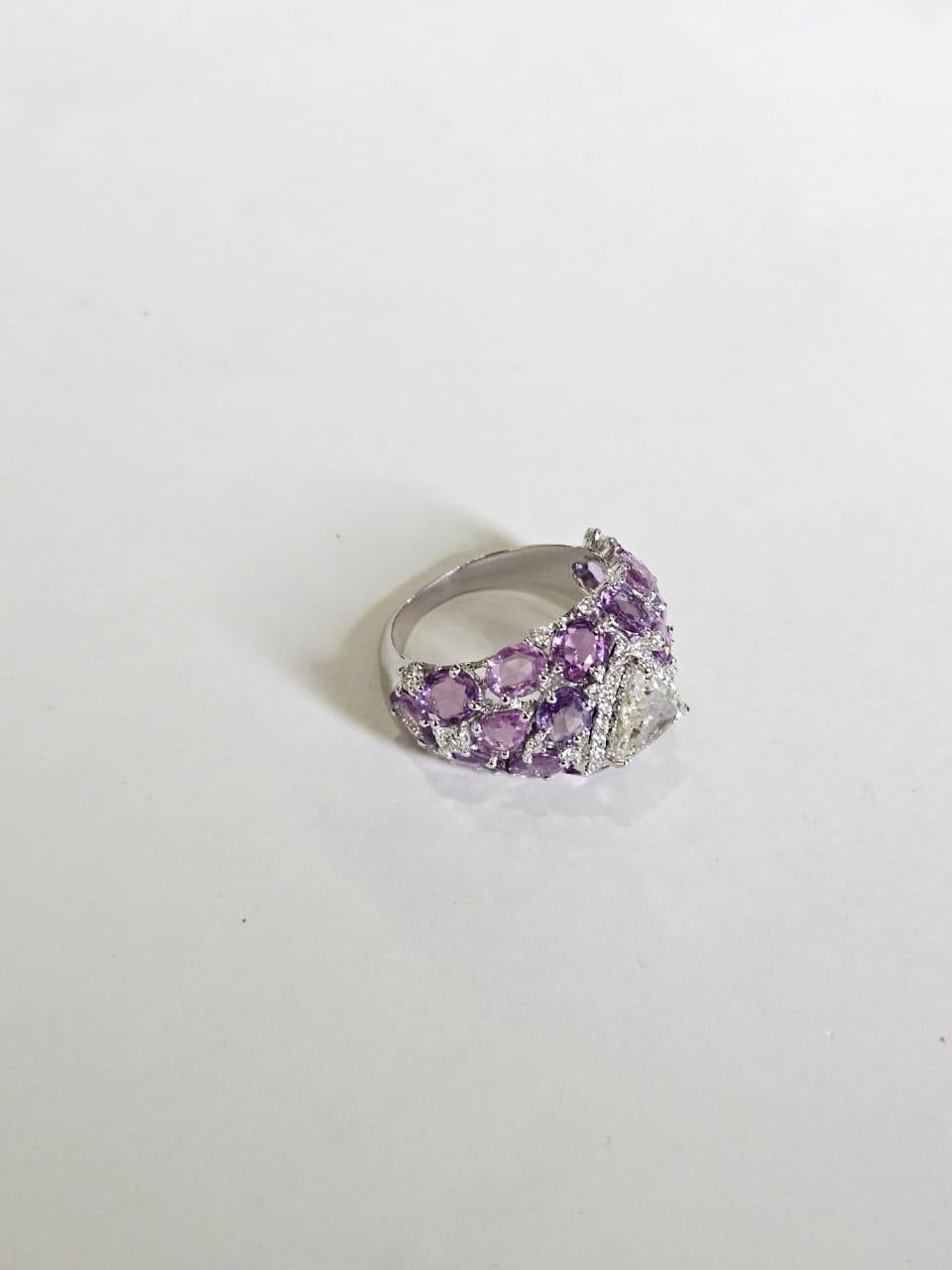 Taglio a rosa Anello a fascia con più zaffiri e diamanti trilioni taglio rosa, incastonato in oro bianco 18K in vendita