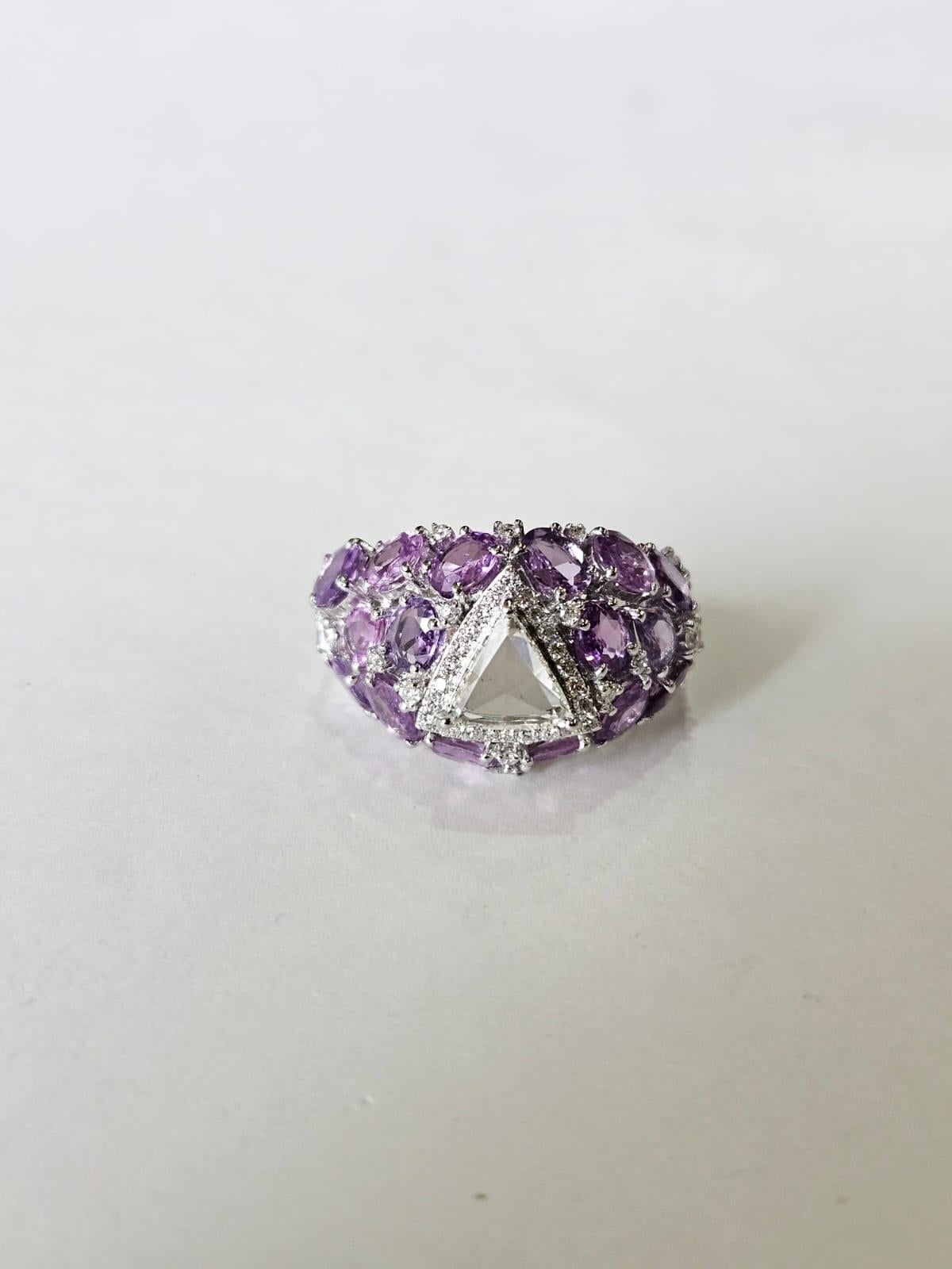Anello a fascia con più zaffiri e diamanti trilioni taglio rosa, incastonato in oro bianco 18K In condizioni Nuovo in vendita a Hong Kong, HK