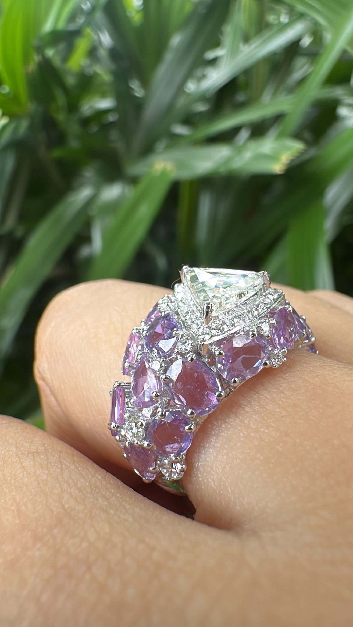 Anello a fascia con più zaffiri e diamanti trilioni taglio rosa, incastonato in oro bianco 18K in vendita 2