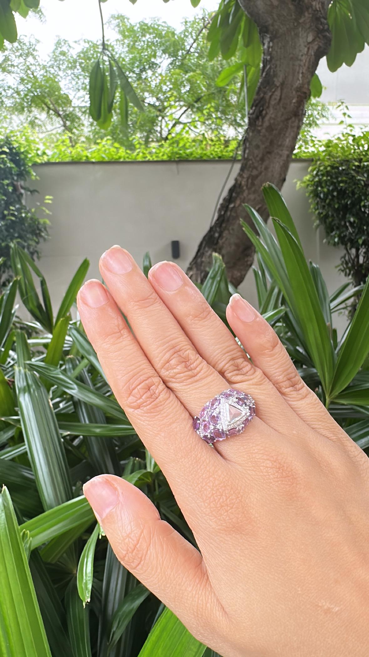 Anello a fascia con più zaffiri e diamanti trilioni taglio rosa, incastonato in oro bianco 18K in vendita 3