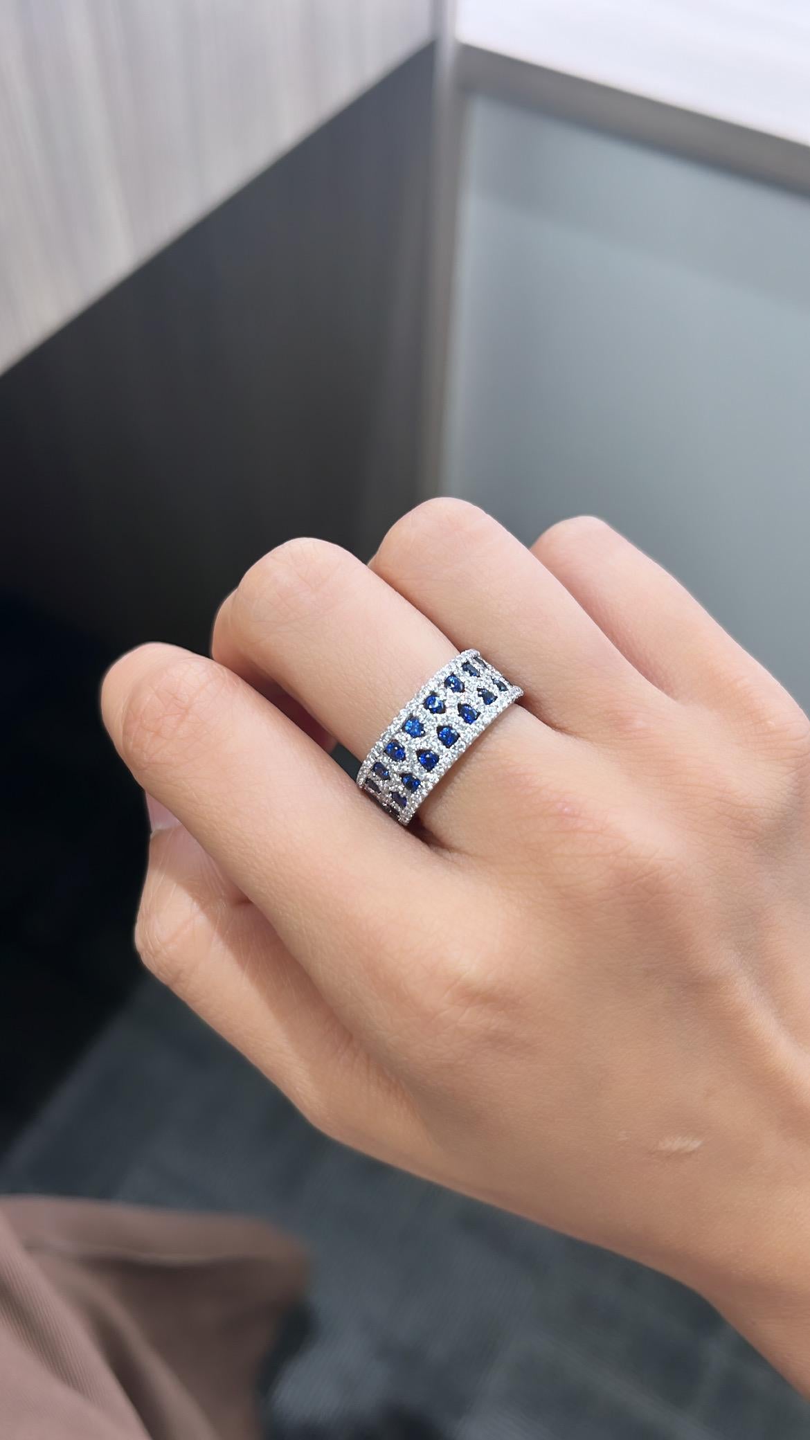 Round Cut Set in 18K White Gold, natural Ceylon Blue Sapphire & Diamonds Band/Wedding Ring For Sale