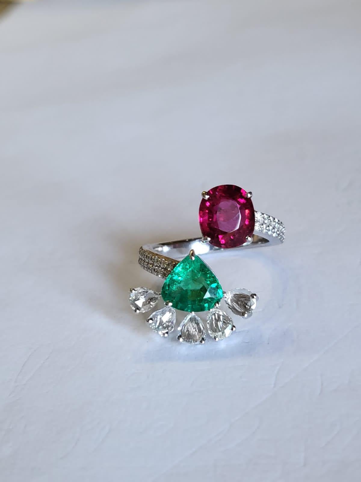 Set in 18k White Gold, Natural Emerald, Rubellite & Diamonds Engagement Ring In New Condition For Sale In Hong Kong, HK