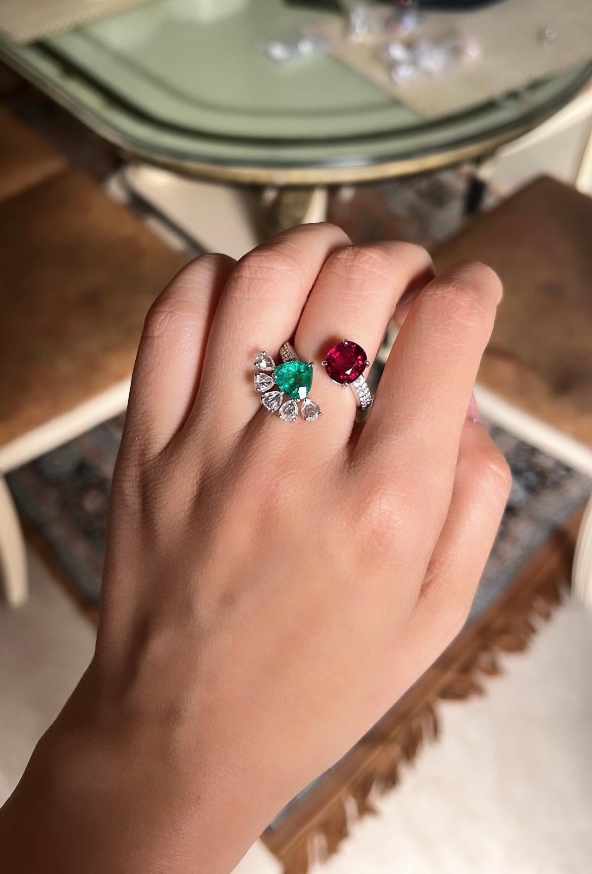 Set in 18k White Gold, Natural Emerald, Rubellite & Diamonds Engagement Ring For Sale 1