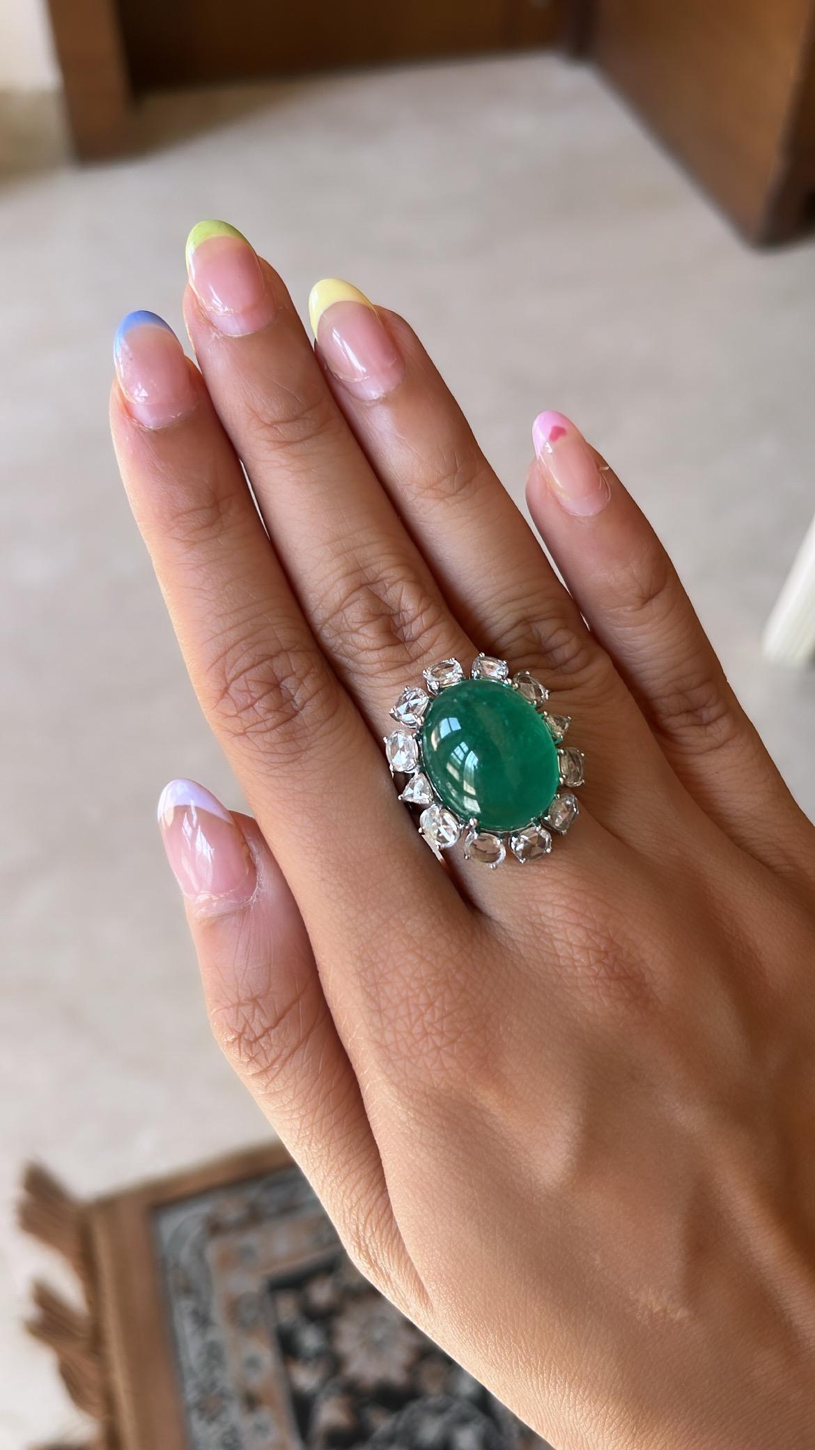Cocktailring aus 18 Karat Weißgold, natürlichem sambischem Smaragd, Cabochon und Diamanten 4