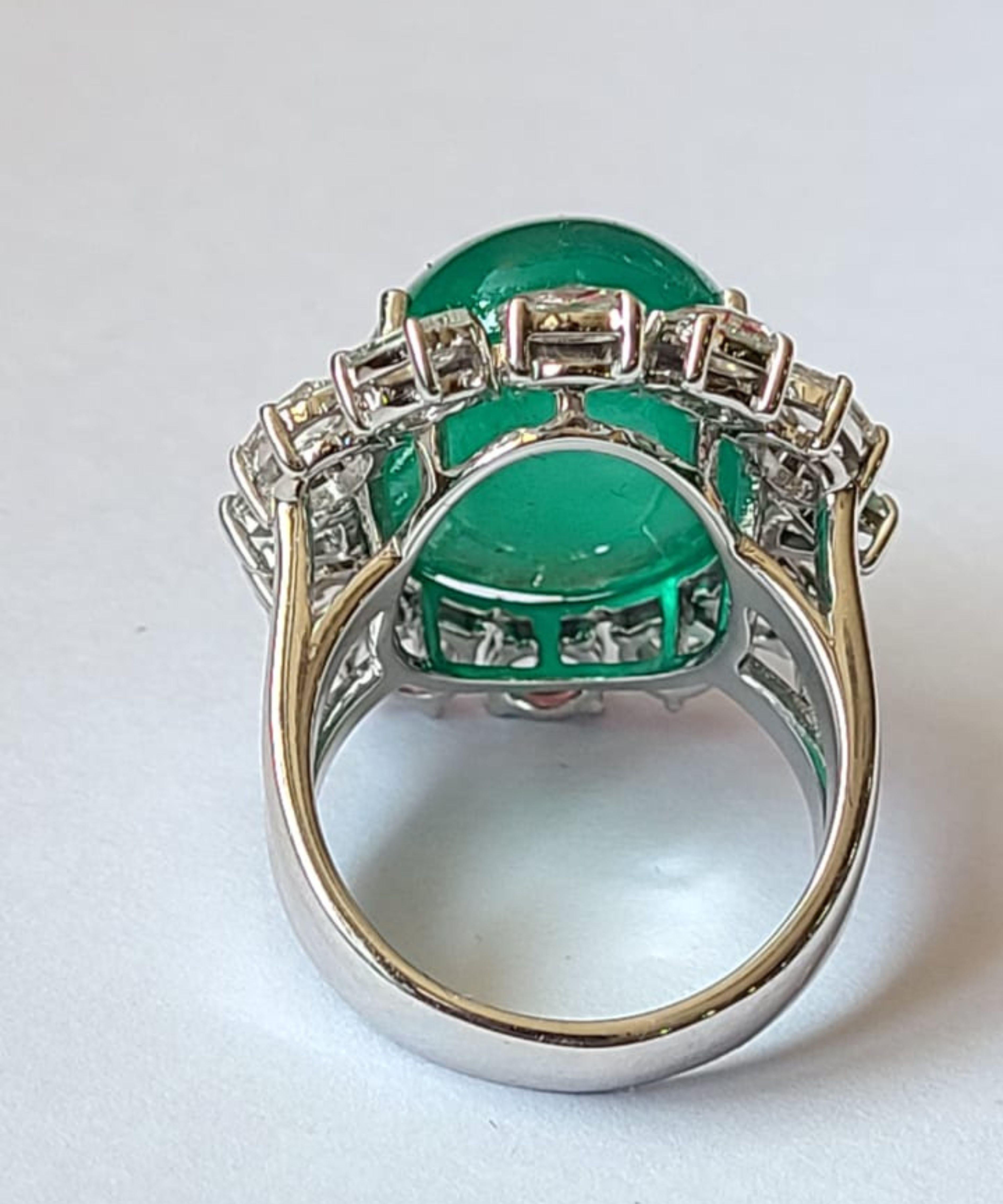 Cocktailring aus 18 Karat Weißgold, natürlichem sambischem Smaragd, Cabochon und Diamanten (Rosenschliff)