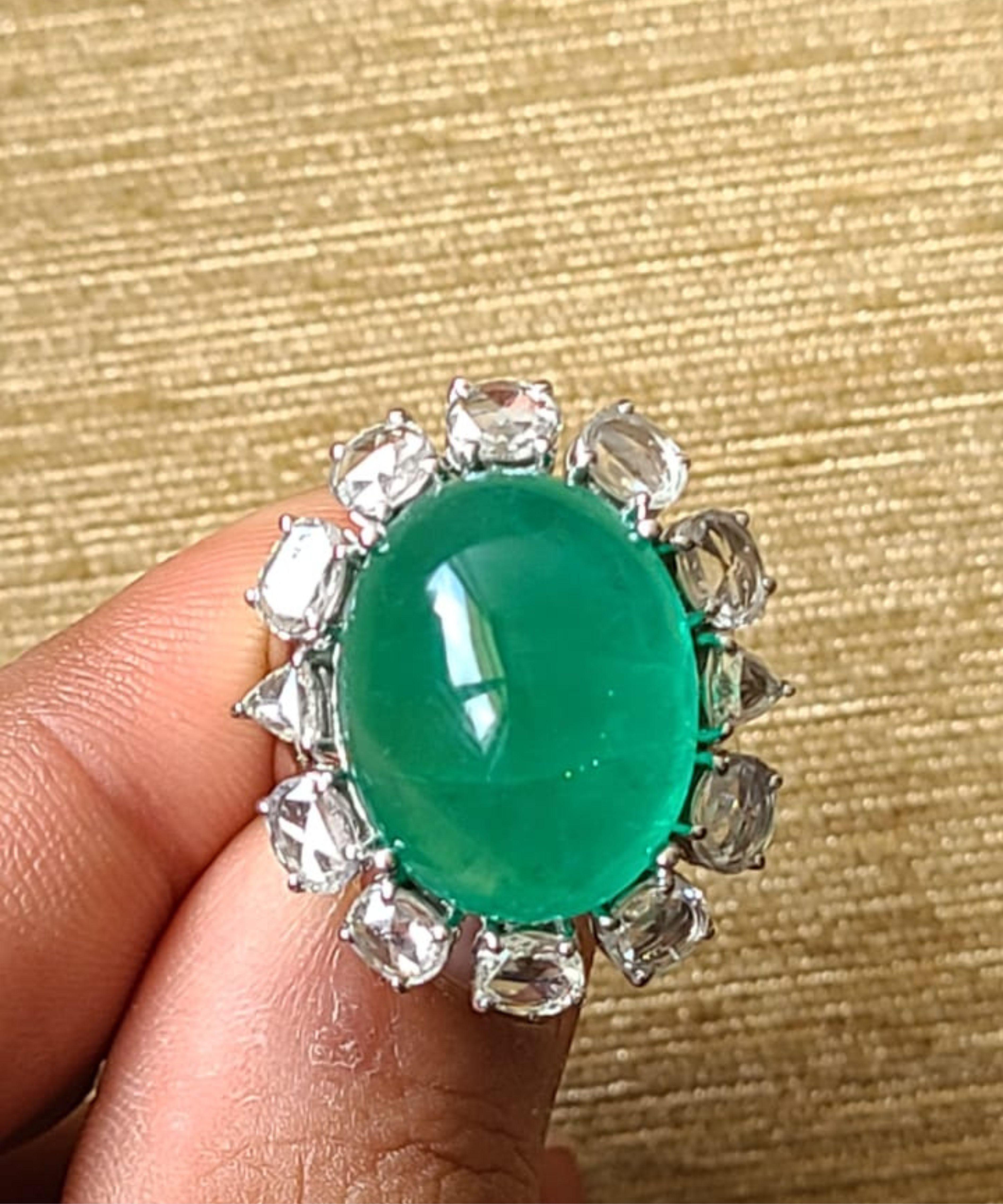 Cocktailring aus 18 Karat Weißgold, natürlichem sambischem Smaragd, Cabochon und Diamanten im Zustand „Neu“ in Hong Kong, HK