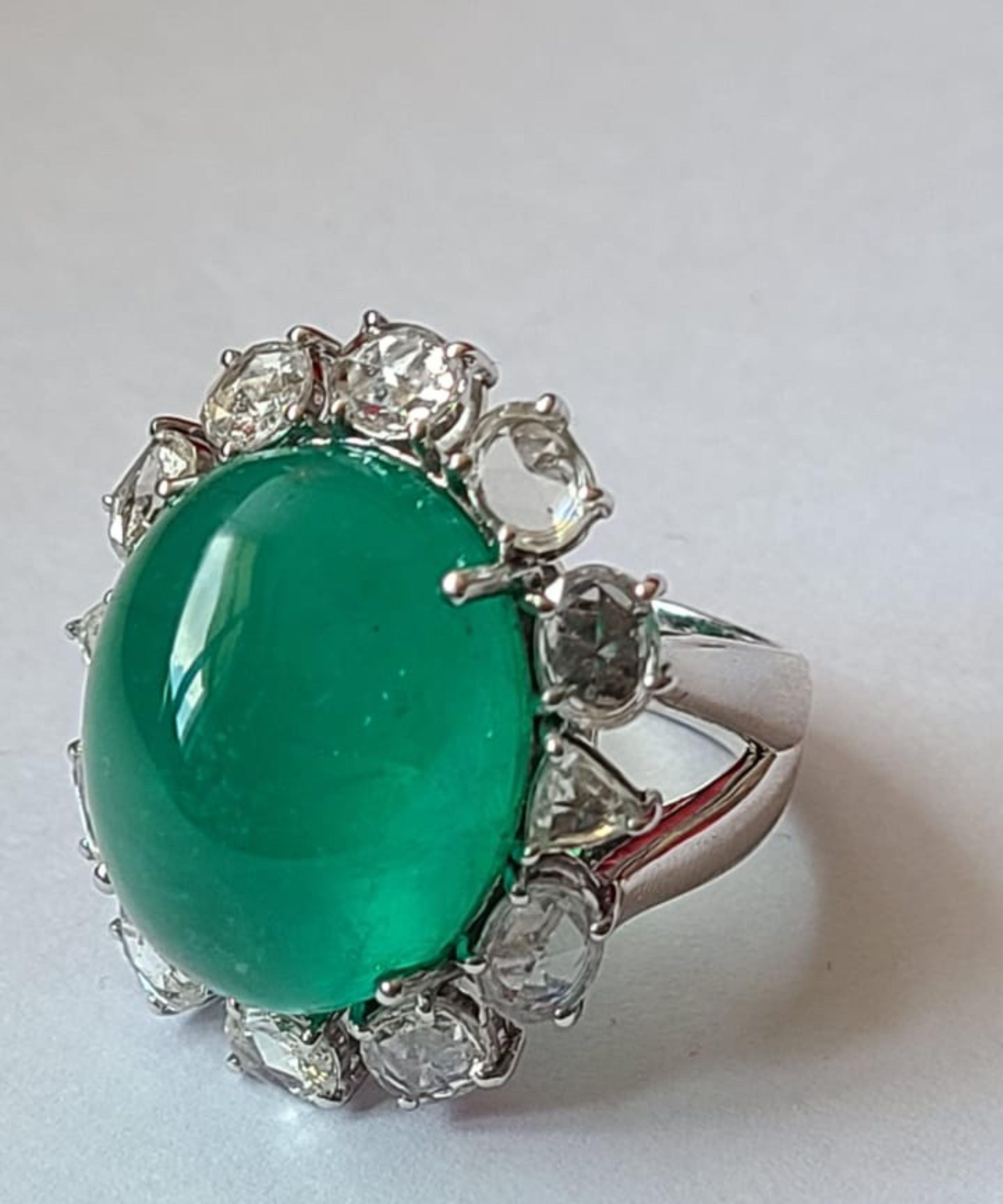 Cocktailring aus 18 Karat Weißgold, natürlichem sambischem Smaragd, Cabochon und Diamanten für Damen oder Herren