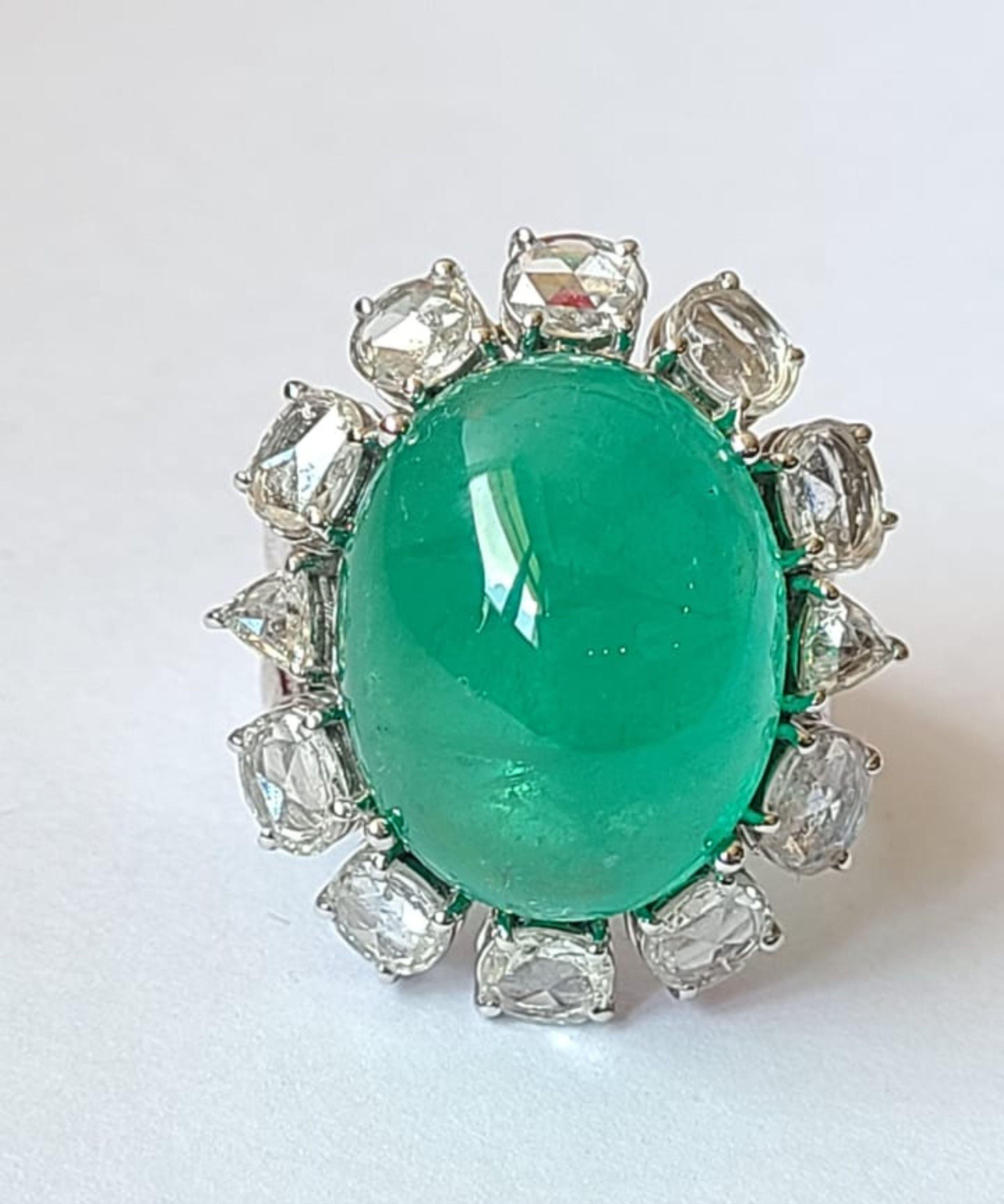 Cocktailring aus 18 Karat Weißgold, natürlichem sambischem Smaragd, Cabochon und Diamanten 1