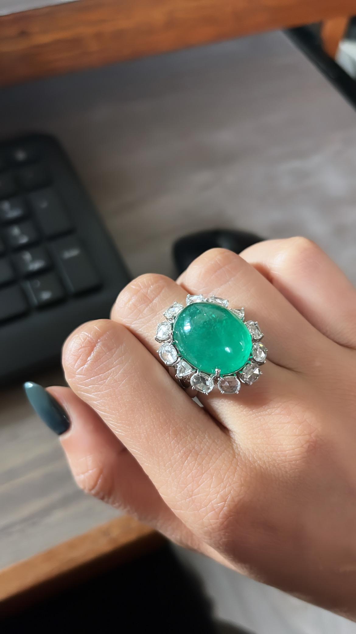 Cocktailring aus 18 Karat Weißgold, natürlichem sambischem Smaragd, Cabochon und Diamanten 2
