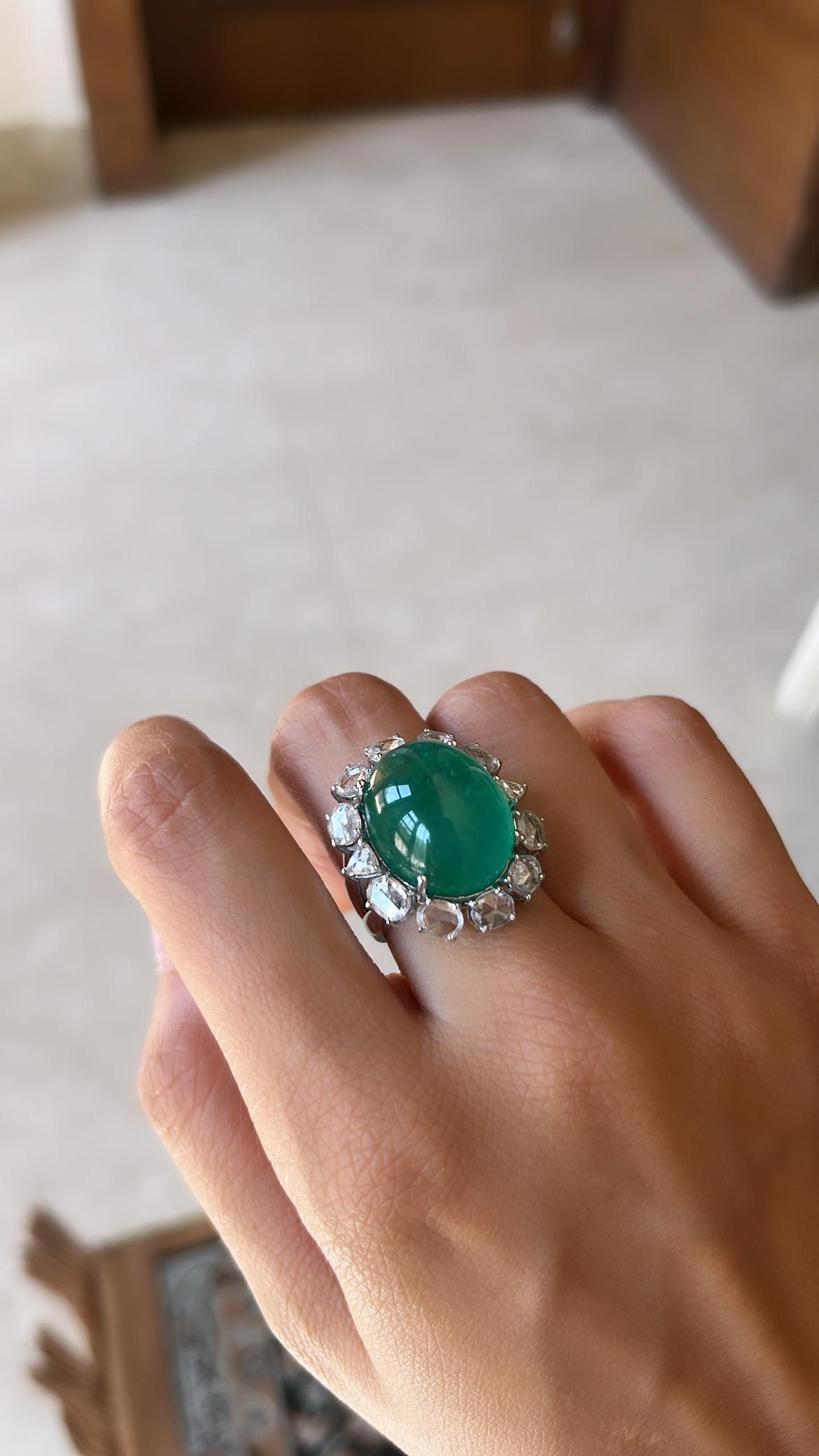 Cocktailring aus 18 Karat Weißgold, natürlichem sambischem Smaragd, Cabochon und Diamanten 3