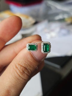 Set in 18K White Gold, natural Zambian Emerald & Diamonds Bridal Ring