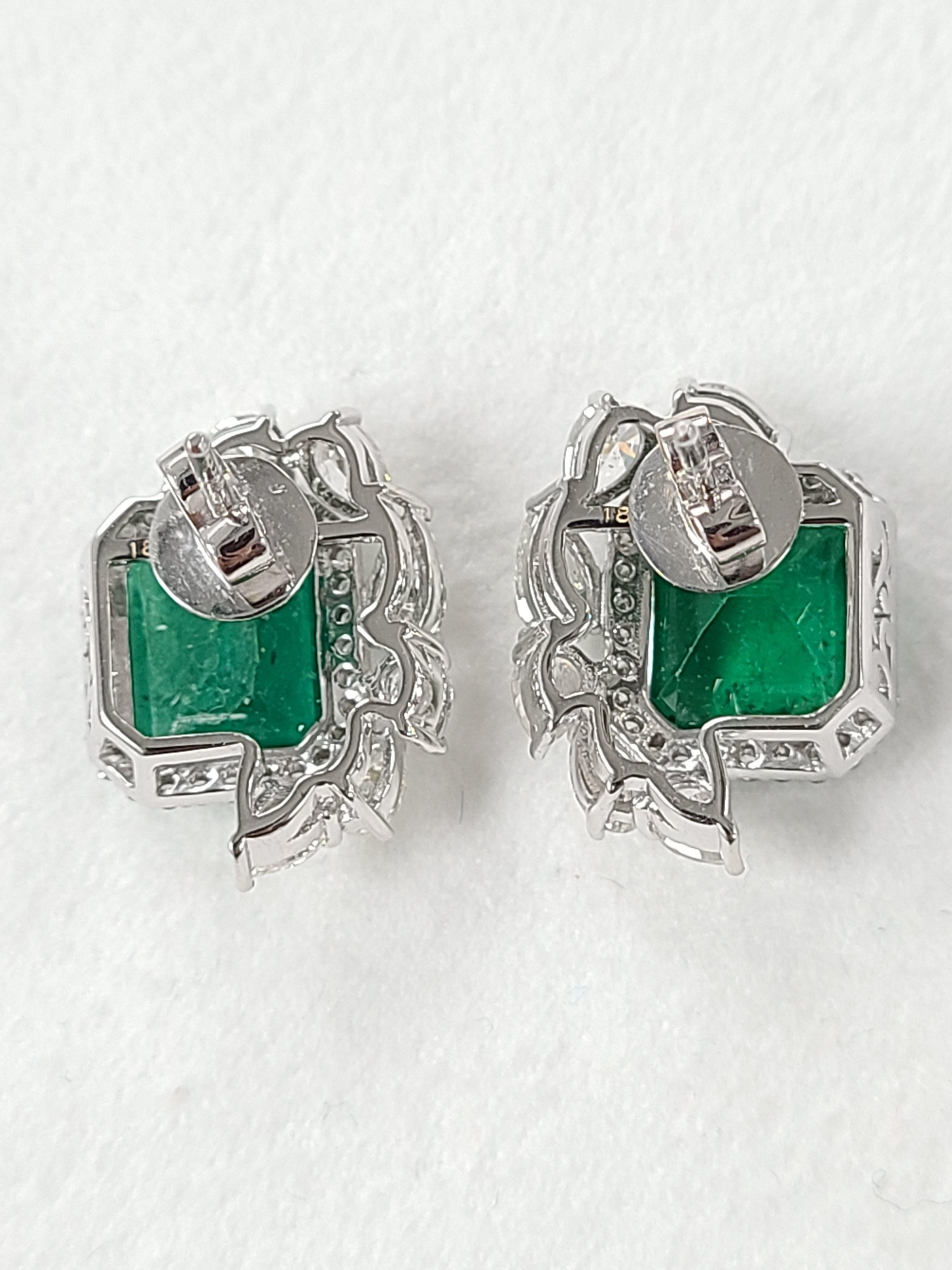 18 Karat White Gold Natural Zambian Emeralds Studs with Diamonds In New Condition In Hong Kong, HK
