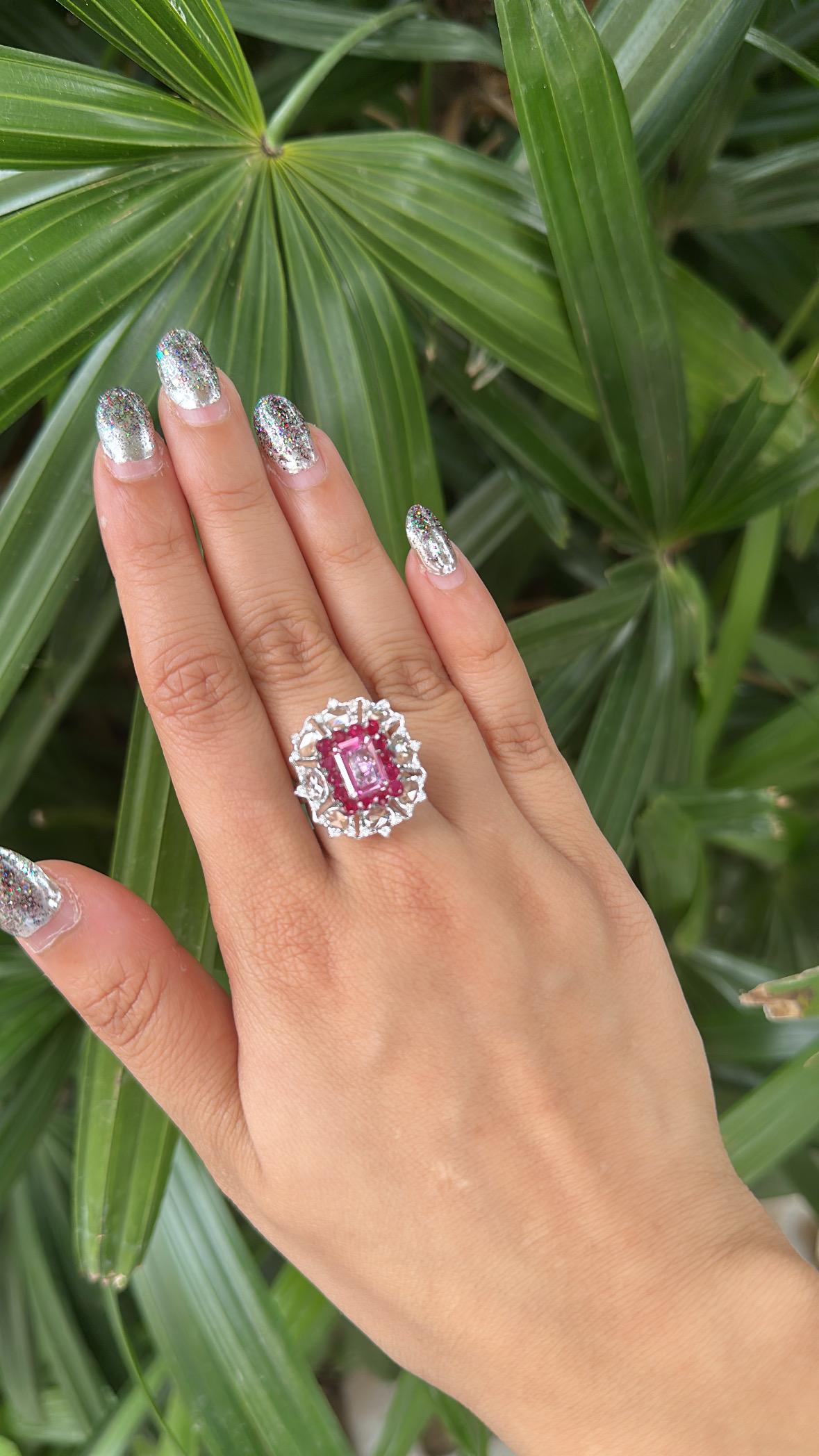 Verlobungsring aus 18 Karat Weißgold, rosa Saphir, Rubin und Diamanten im Rosenschliff im Angebot 5