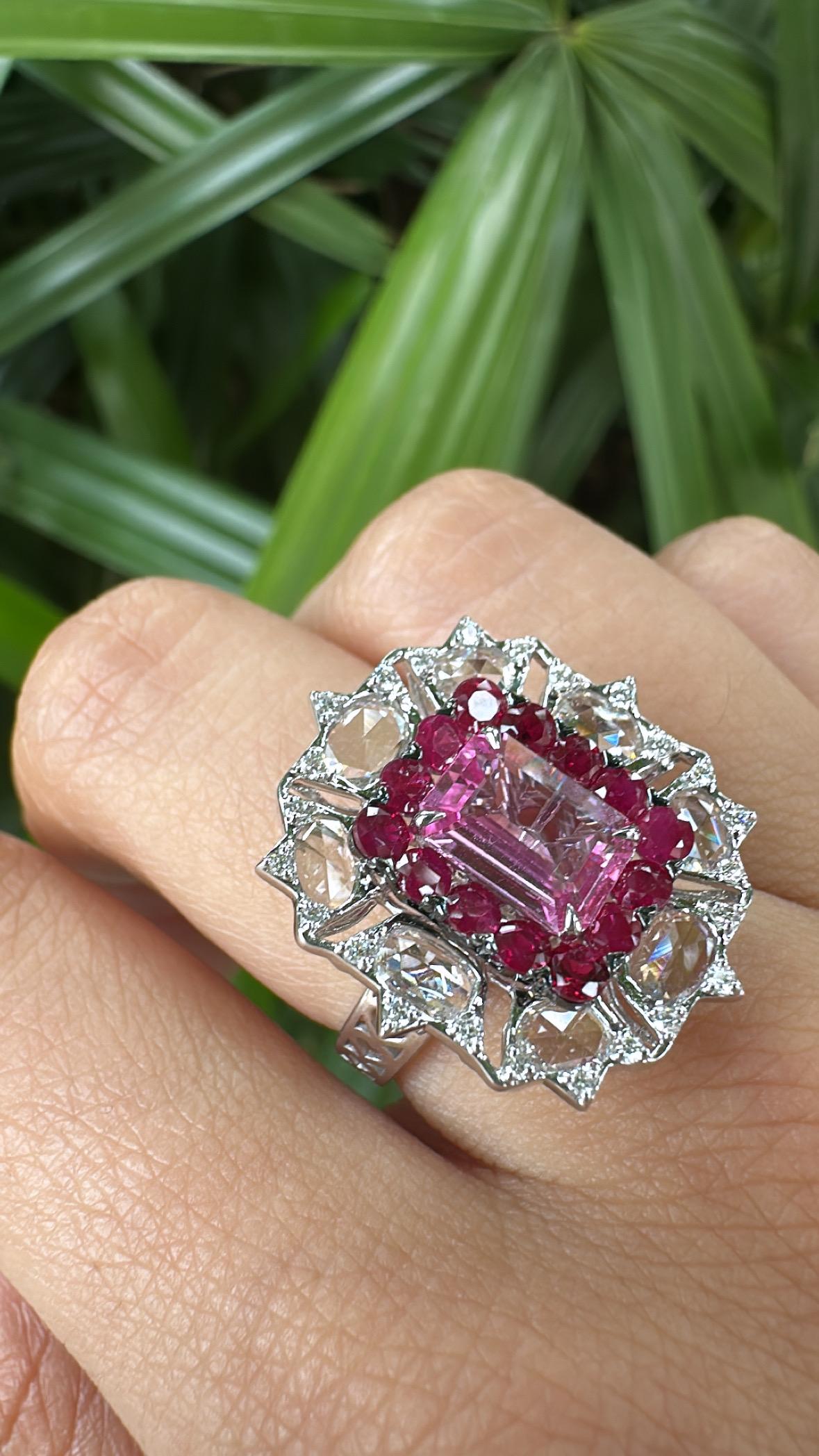 Verlobungsring aus 18 Karat Weißgold, rosa Saphir, Rubin und Diamanten im Rosenschliff im Angebot 6