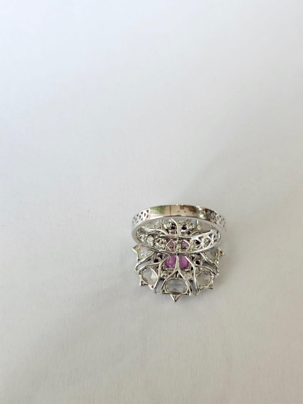 Verlobungsring aus 18 Karat Weißgold, rosa Saphir, Rubin und Diamanten im Rosenschliff (Moderne) im Angebot