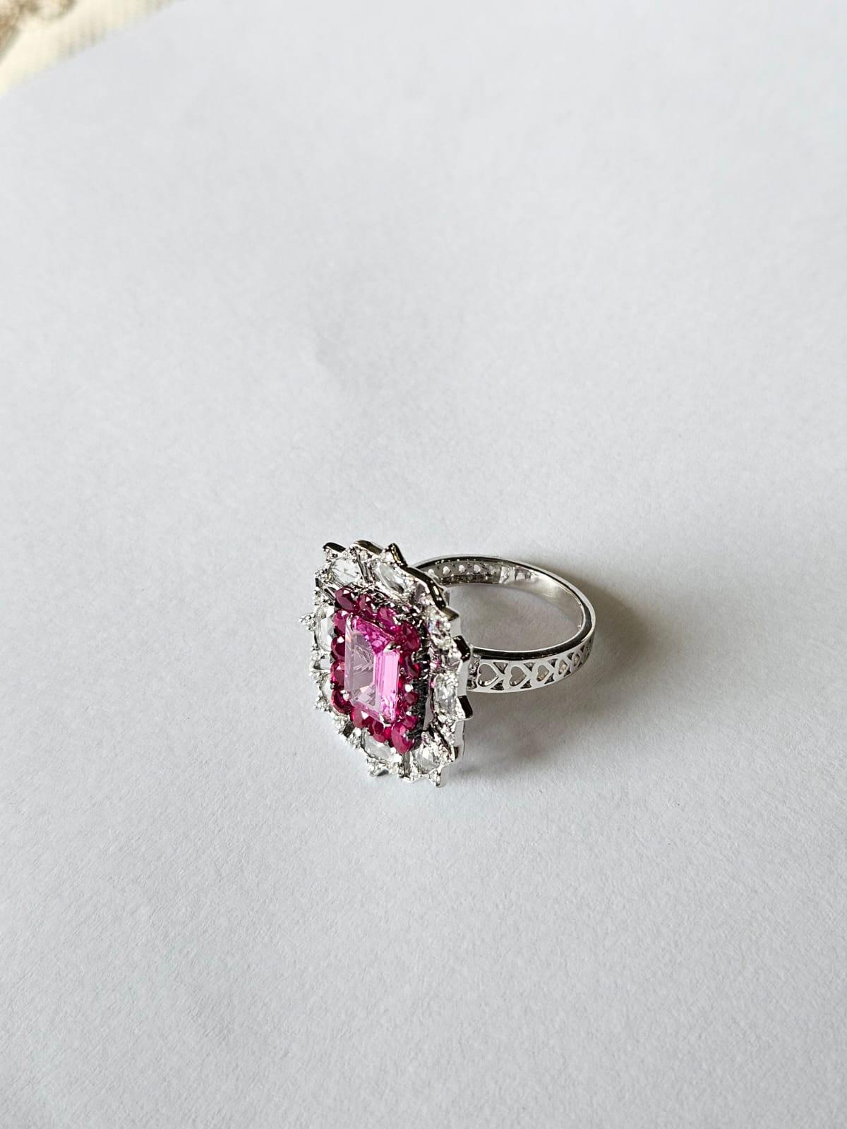 Verlobungsring aus 18 Karat Weißgold, rosa Saphir, Rubin und Diamanten im Rosenschliff im Zustand „Neu“ im Angebot in Hong Kong, HK