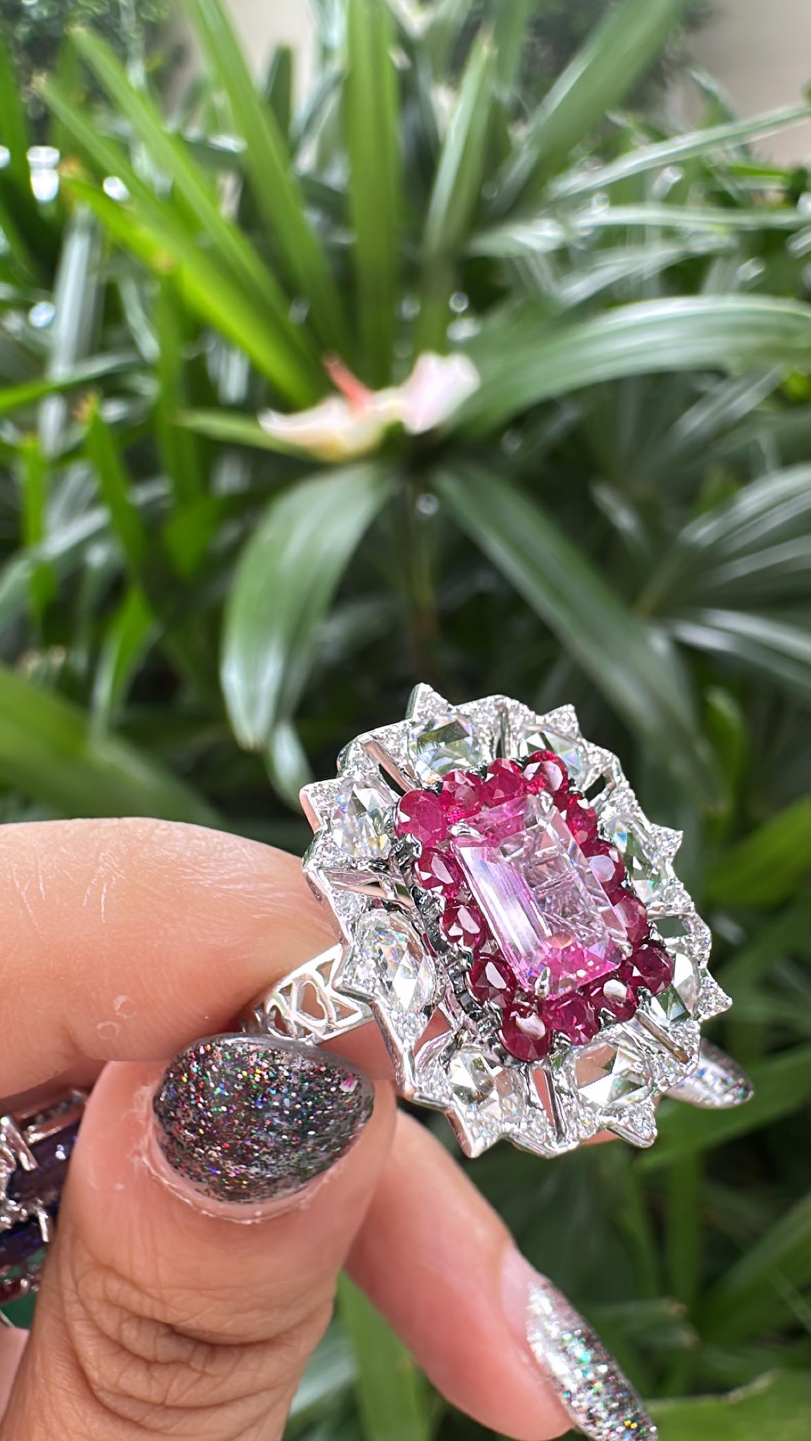Verlobungsring aus 18 Karat Weißgold, rosa Saphir, Rubin und Diamanten im Rosenschliff im Angebot 1
