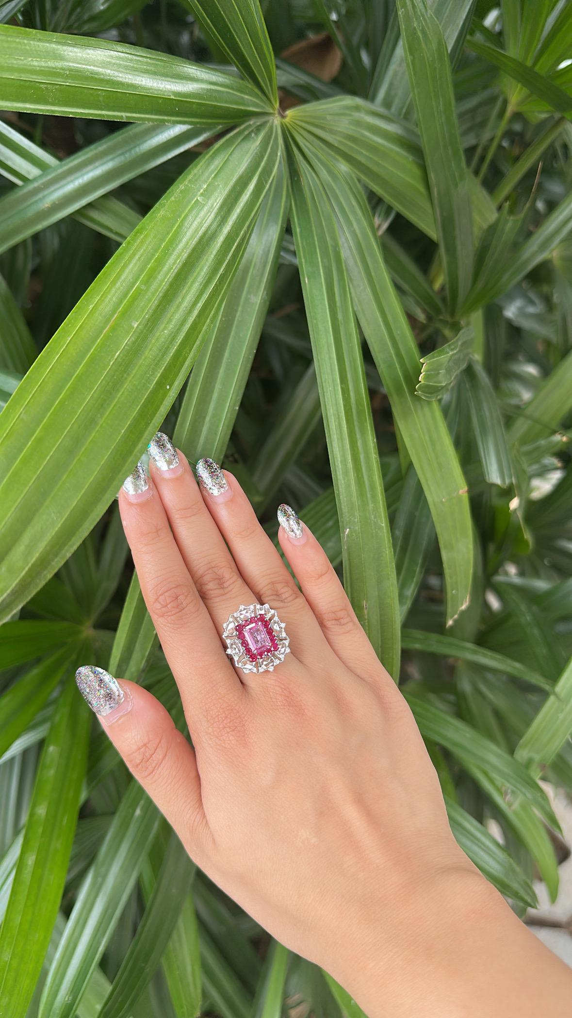Verlobungsring aus 18 Karat Weißgold, rosa Saphir, Rubin und Diamanten im Rosenschliff im Angebot 3