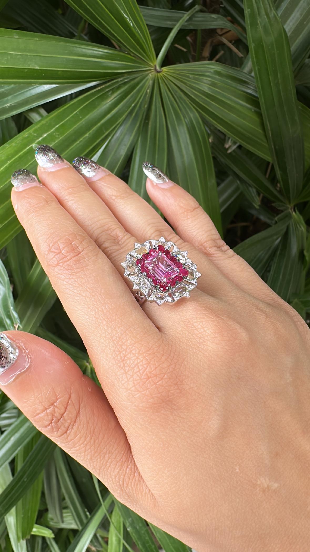 Verlobungsring aus 18 Karat Weißgold, rosa Saphir, Rubin und Diamanten im Rosenschliff im Angebot 4