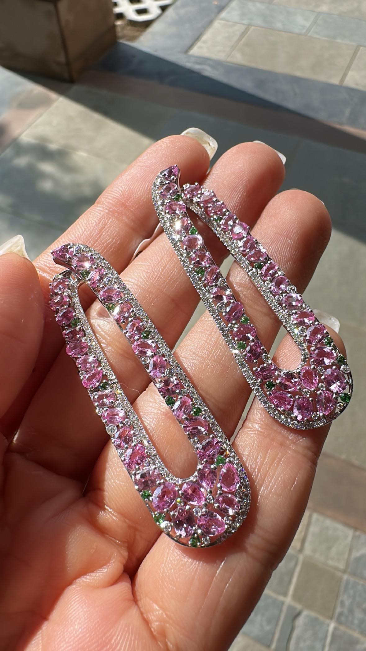 Boucles d'oreilles pendantes en or blanc 18 carats, saphirs roses, tsavorites et diamants en vente 4