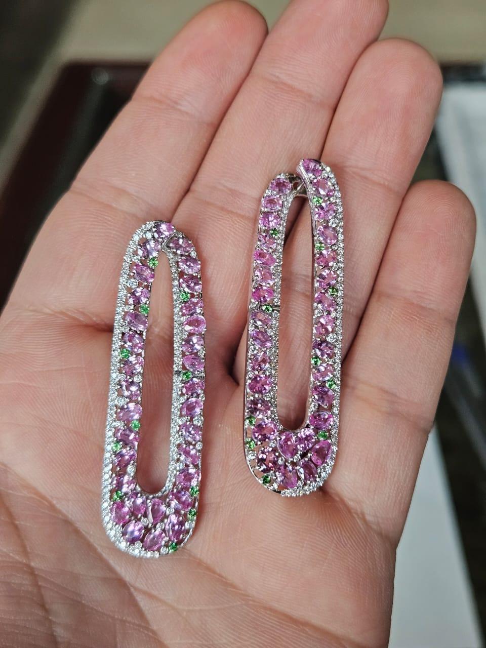 Très belles boucles d'oreilles pendantes en or blanc 18 carats et diamants naturels, de style moderne, composées de saphirs roses et de tsavorites. Le poids des saphirs roses est de 9.25 carats. Les saphirs roses sont originaires de Ceylan (Sri