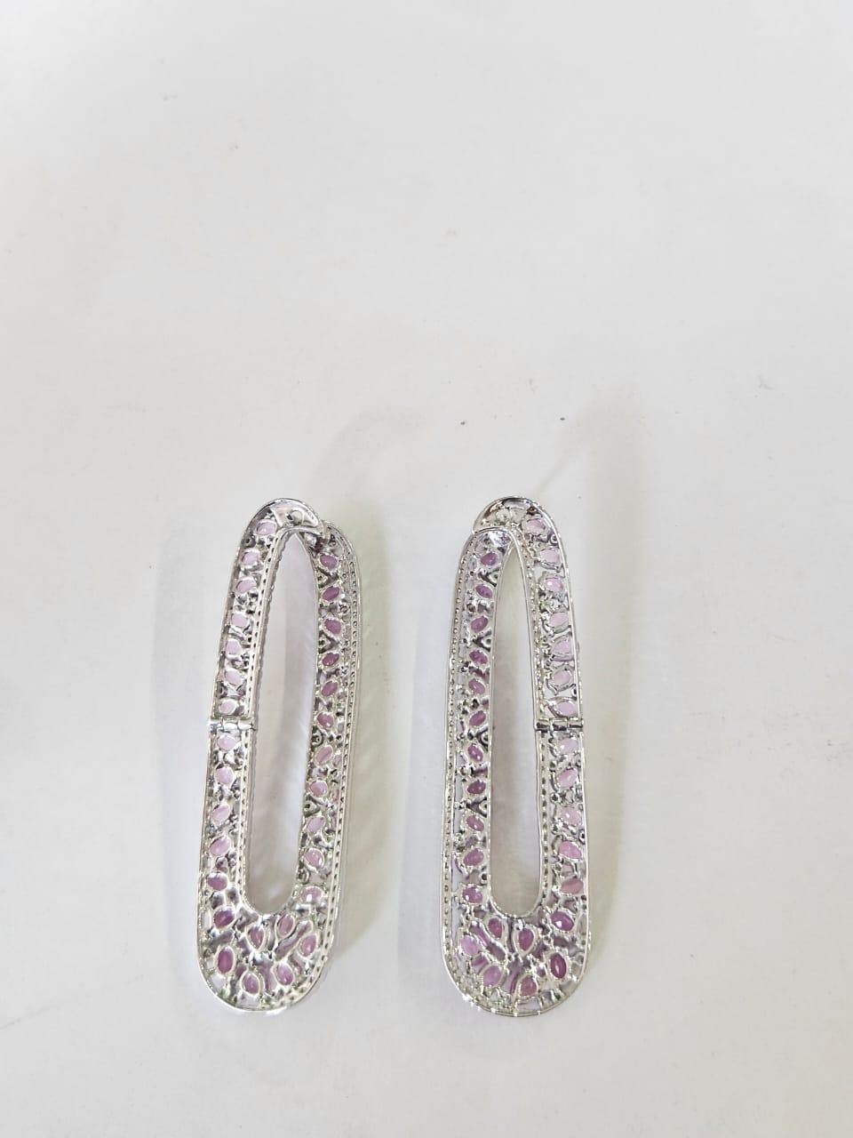 Moderne Boucles d'oreilles pendantes en or blanc 18 carats, saphirs roses, tsavorites et diamants en vente