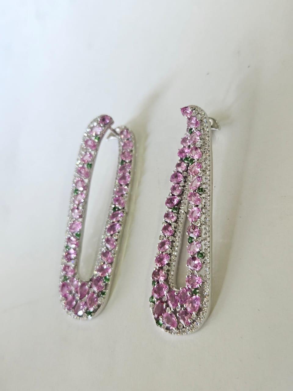 Taille ronde Boucles d'oreilles pendantes en or blanc 18 carats, saphirs roses, tsavorites et diamants en vente