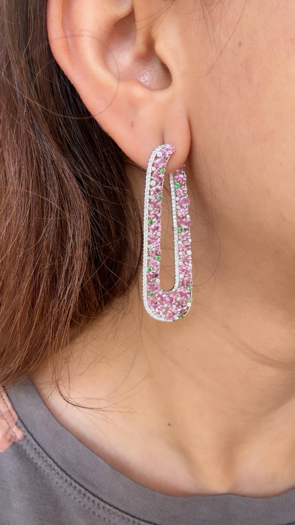 Boucles d'oreilles pendantes en or blanc 18 carats, saphirs roses, tsavorites et diamants Unisexe en vente