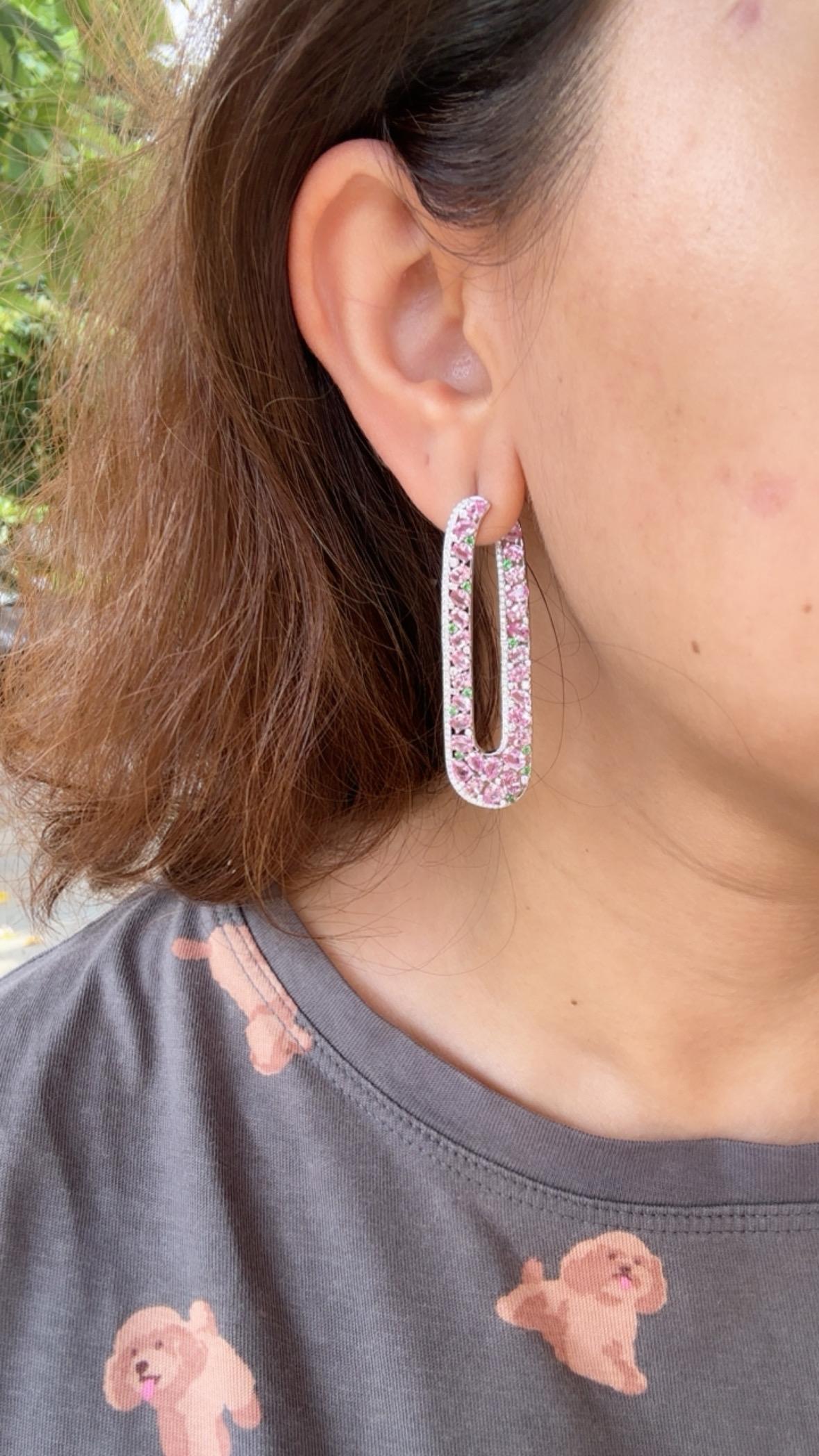 Boucles d'oreilles pendantes en or blanc 18 carats, saphirs roses, tsavorites et diamants en vente 2