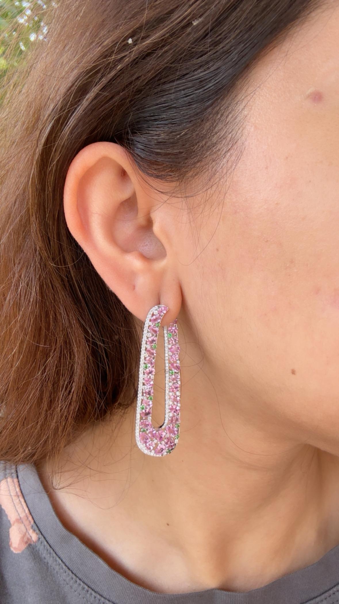 Boucles d'oreilles pendantes en or blanc 18 carats, saphirs roses, tsavorites et diamants en vente 3