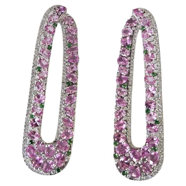 Boucles d'oreilles pendantes en or blanc 18 carats, saphirs roses, tsavorites et diamants en vente