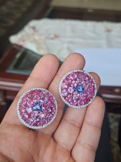 Orecchini con zaffiri blu e rosa e diamanti, incastonati in oro bianco 18 carati e rodio