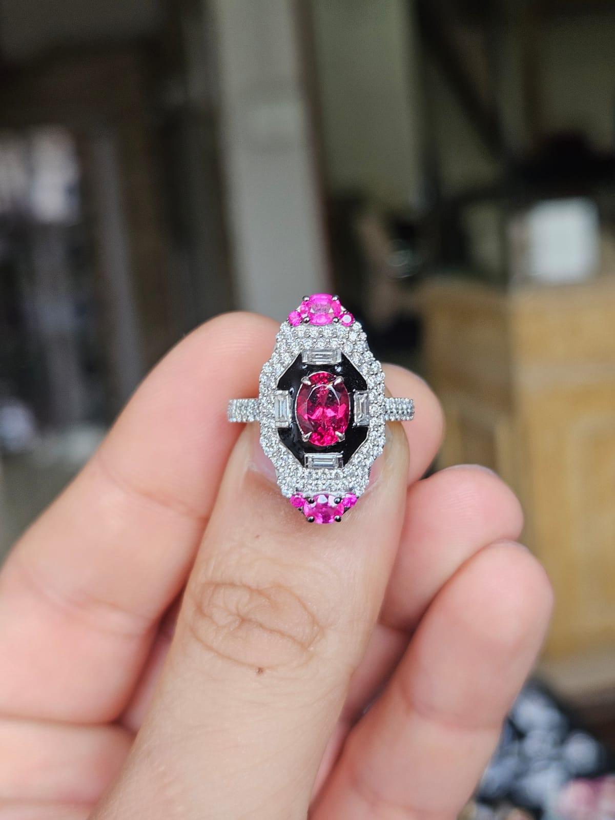 Eine sehr herrliche und schöne, Art Deco-Stil, Rubin, Turmalin und schwarzem Emaille Verlobungsring in 18K Weißgold & natürliche Diamanten gesetzt. Das Gewicht des Turmalins beträgt 0,91 Karat. Das Gewicht der Rubine beträgt 0,41 Karat. Die Rubine