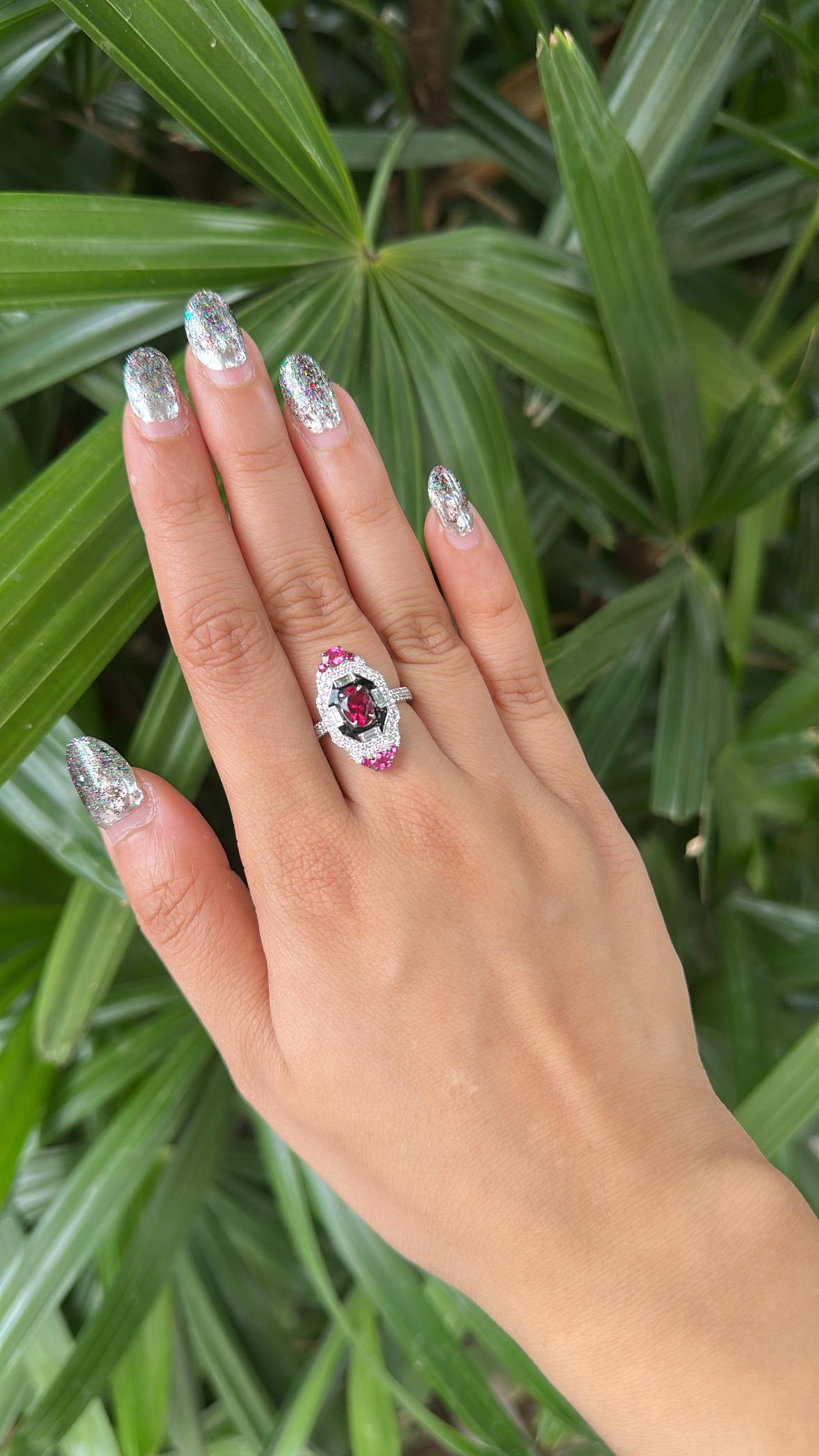 Verlobungsring aus 18 Karat Weißgold, Rubin, Turmalin, schwarzer Emaille und Diamanten im Angebot 3