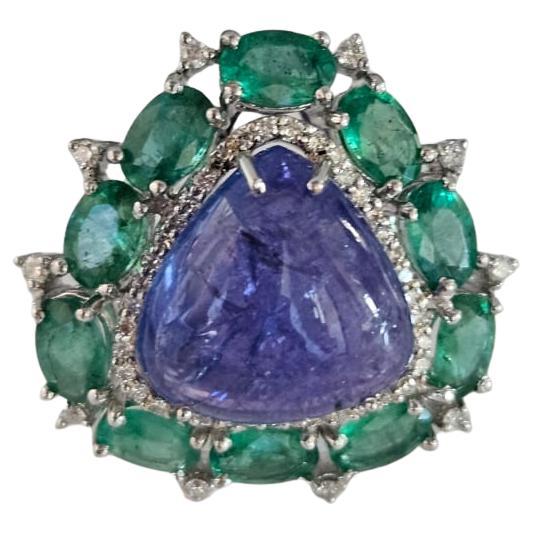 Set in 18K white Gold, Tanzanite Cabochon, Emerald
Diamonds Cocktail Dome Ring