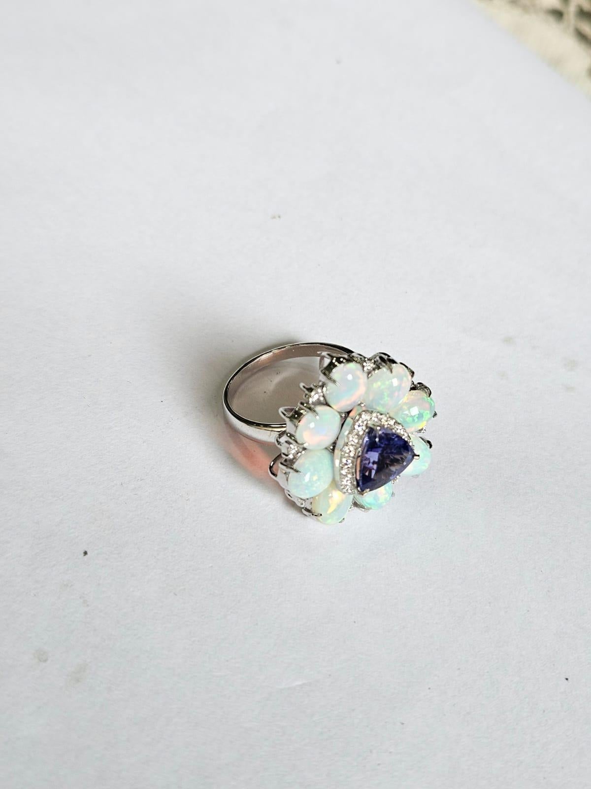 Verlobungsring aus 18 Karat Weißgold, Tansanit, äthiopische Opale und Diamanten (Trillionschliff)
