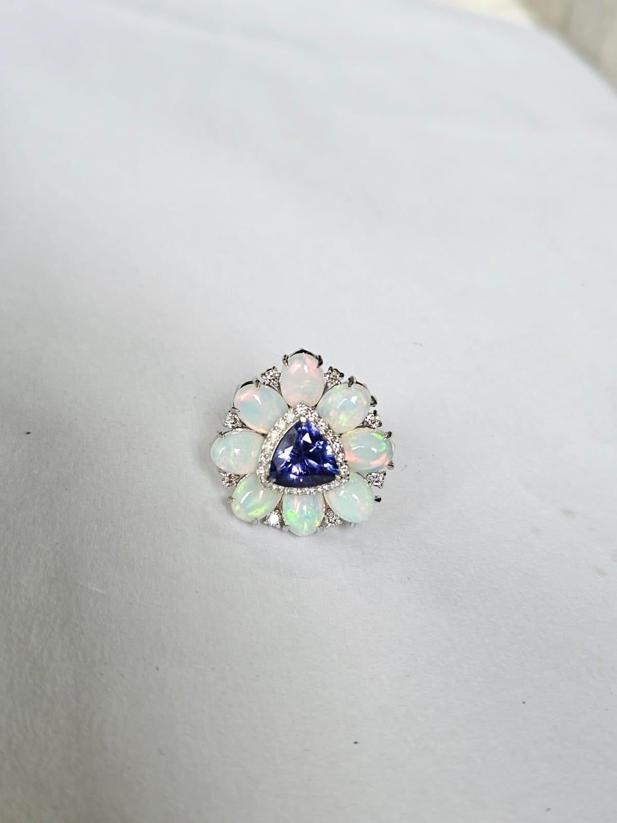 Verlobungsring aus 18 Karat Weißgold, Tansanit, äthiopische Opale und Diamanten im Zustand „Neu“ in Hong Kong, HK