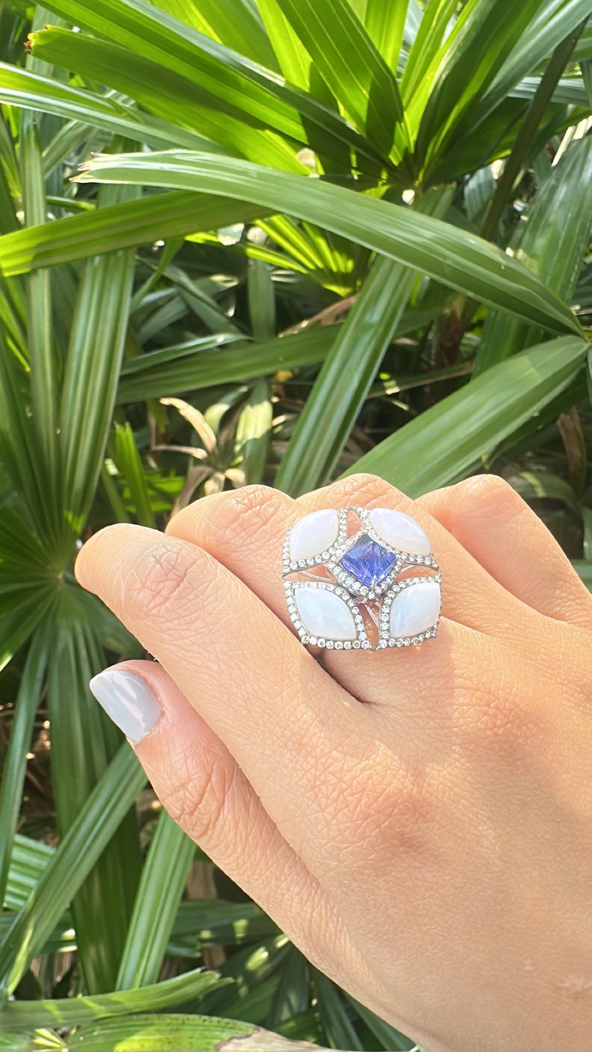 Anello da cocktail con tanzanite Sugarloaf, calcedonio e diamanti, incastonato in oro bianco 18 carati 4