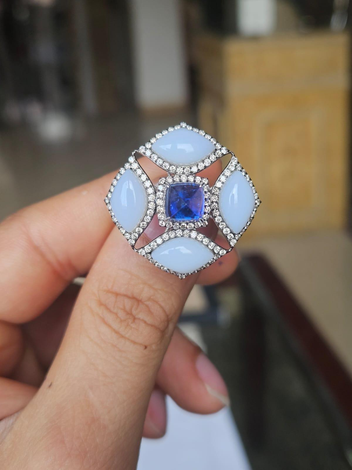 Un bellissimo anello da cocktail con tanzanite e calcedonio in oro bianco 18 carati e diamanti naturali. Il peso della tanzanite Sugarloaf è di 2.13 carati. La tanzanite proviene in modo responsabile dalla Tanzania. Il peso del calcedonio tagliato