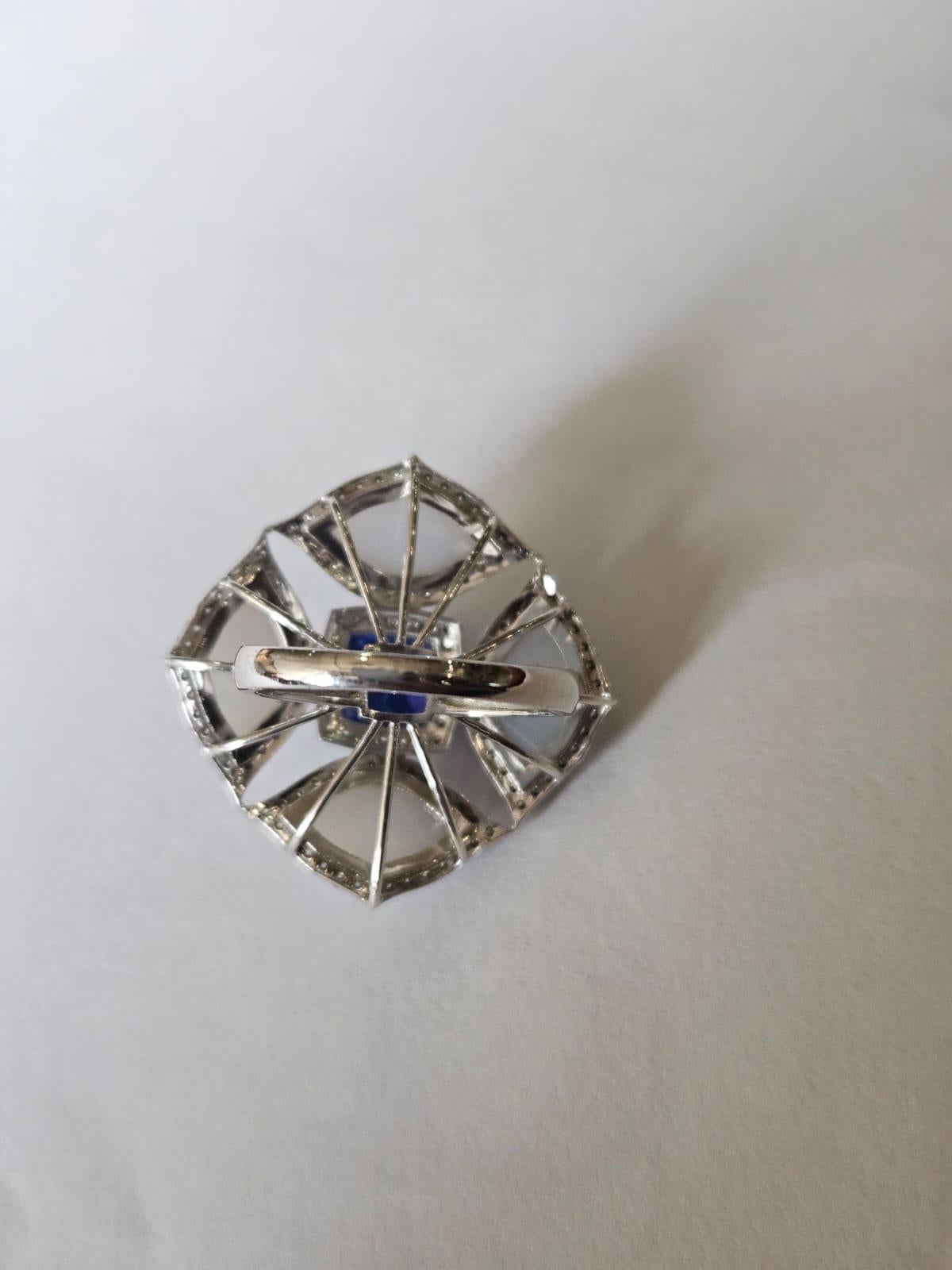 Moderno Anello da cocktail con tanzanite Sugarloaf, calcedonio e diamanti, incastonato in oro bianco 18 carati
