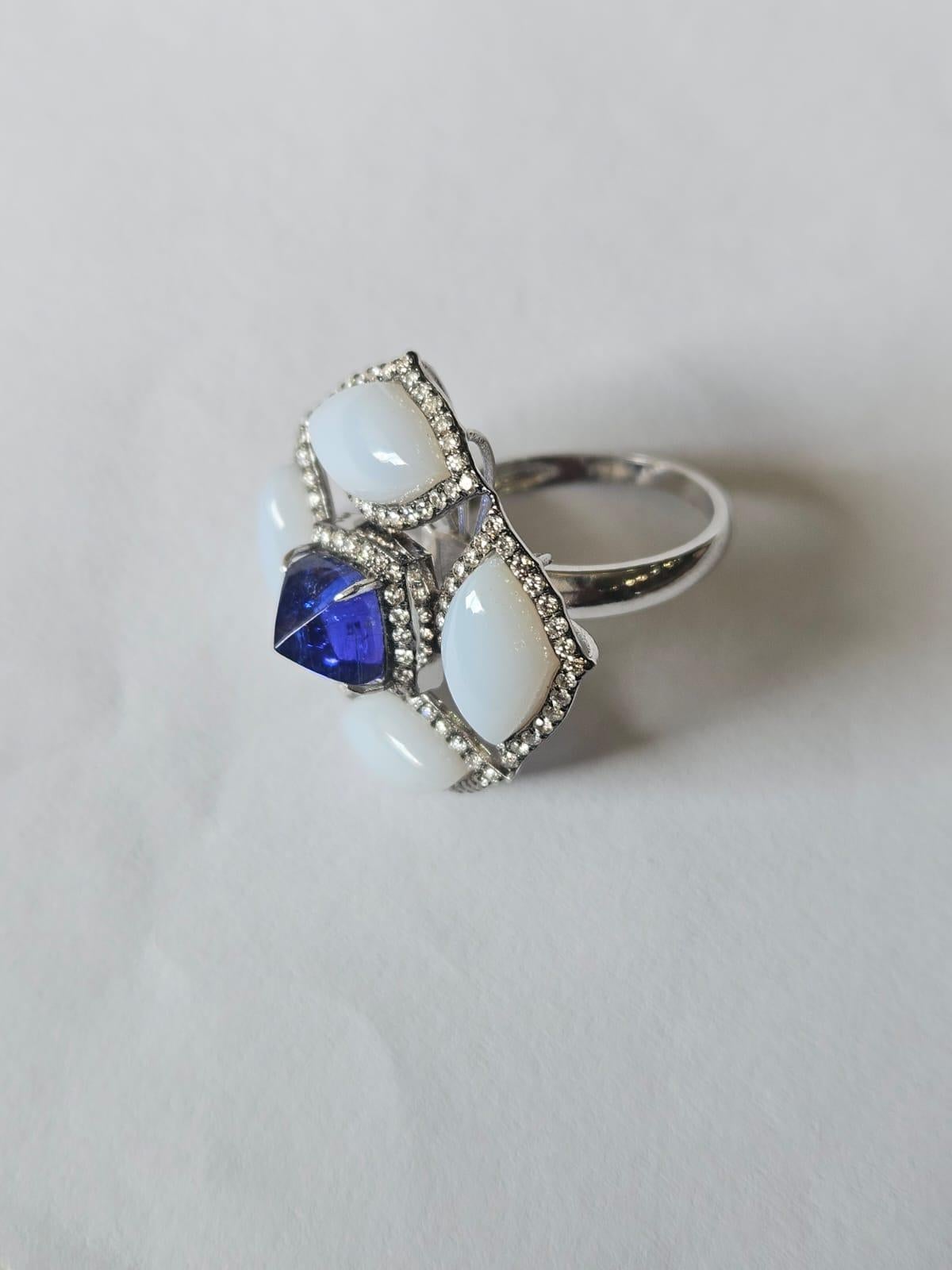 Pan di zucchero Anello da cocktail con tanzanite Sugarloaf, calcedonio e diamanti, incastonato in oro bianco 18 carati