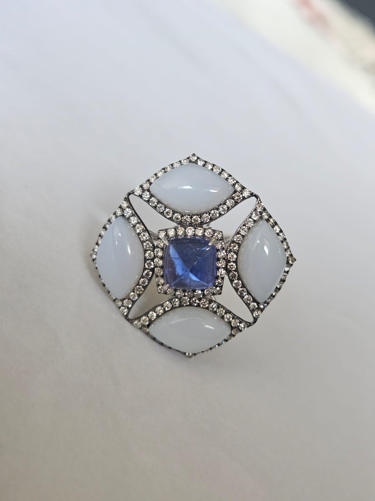 Anello da cocktail con tanzanite Sugarloaf, calcedonio e diamanti, incastonato in oro bianco 18 carati In condizioni Nuovo a Hong Kong, HK
