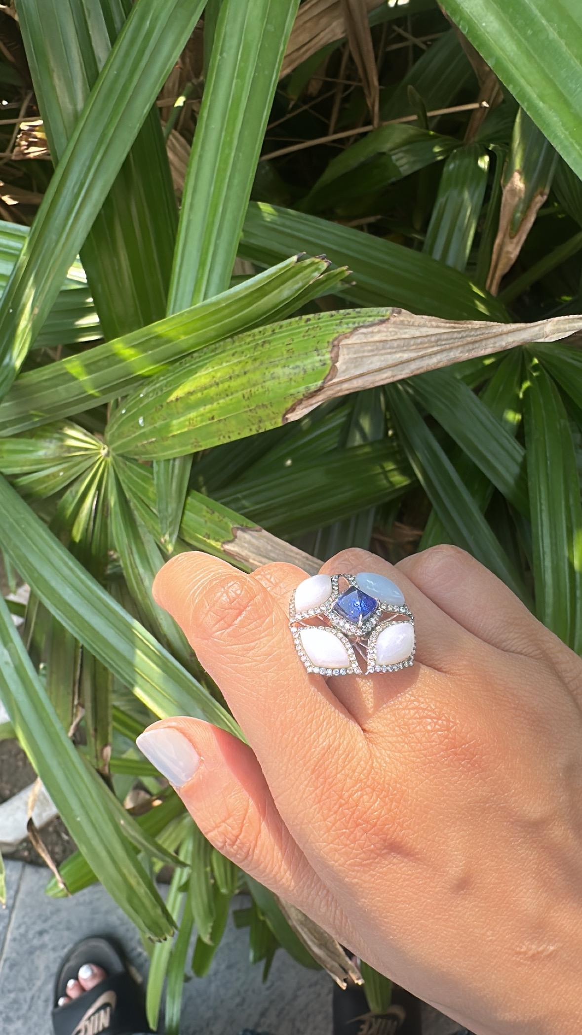 Anello da cocktail con tanzanite Sugarloaf, calcedonio e diamanti, incastonato in oro bianco 18 carati 1