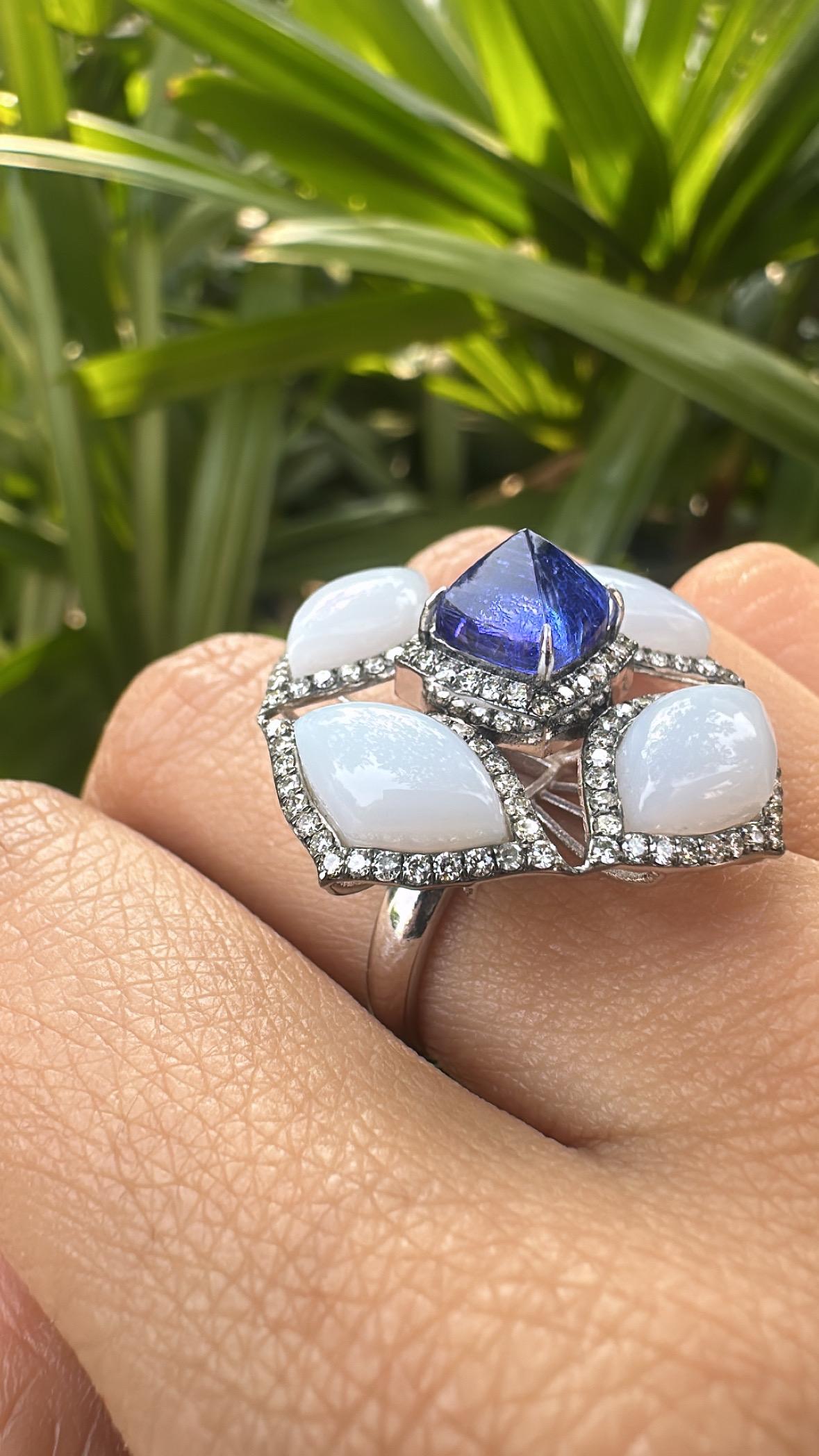 Anello da cocktail con tanzanite Sugarloaf, calcedonio e diamanti, incastonato in oro bianco 18 carati 2