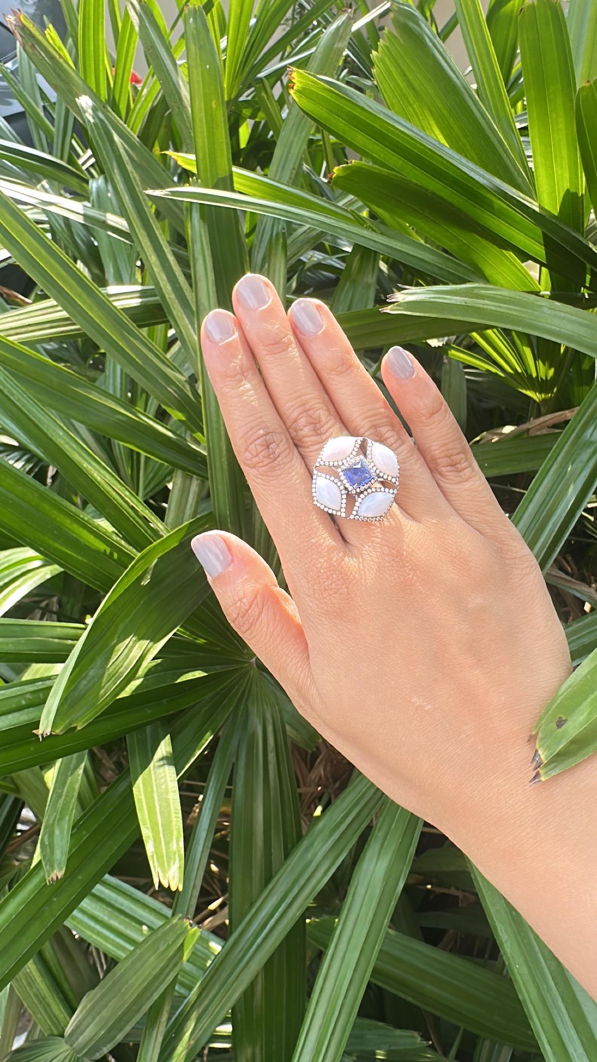 Anello da cocktail con tanzanite Sugarloaf, calcedonio e diamanti, incastonato in oro bianco 18 carati 3