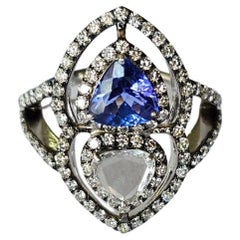 Anillo de compromiso engastado en oro blanco de 18 quilates, trillón de tanzanita y diamantes talla rosa